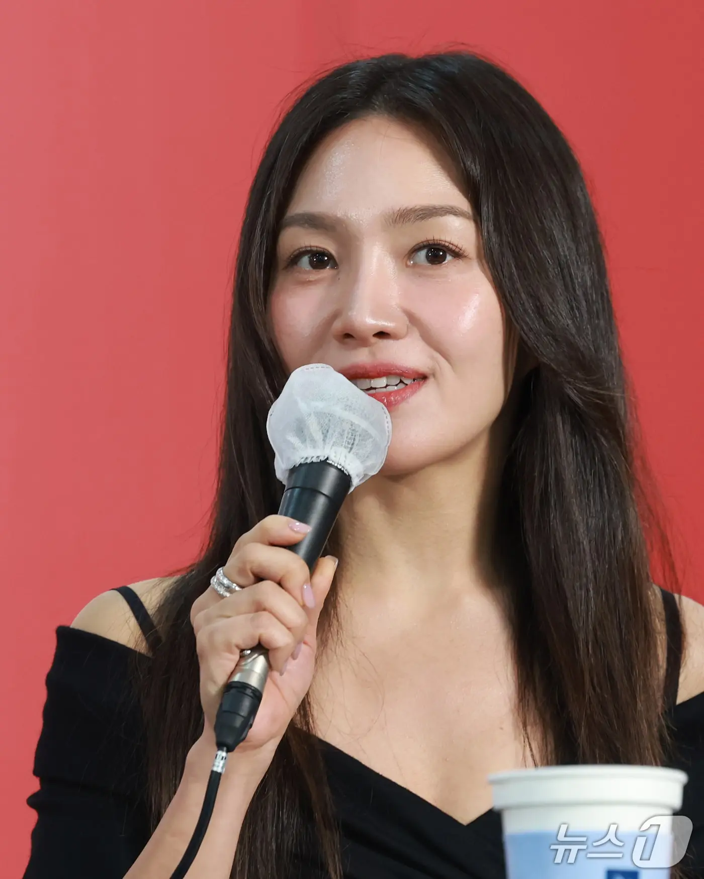 본문 이미지 - 심사위원 최희서가 7일 부산 해운대구 영화의전당 비프힐에서 열린 ‘제31회 부산국제영화제’(BIFF) 경쟁 심사위원 기자회견에 참석해 인사말을 하고 있다. 2026.10.7 ⓒ 뉴스1 권현진 기자