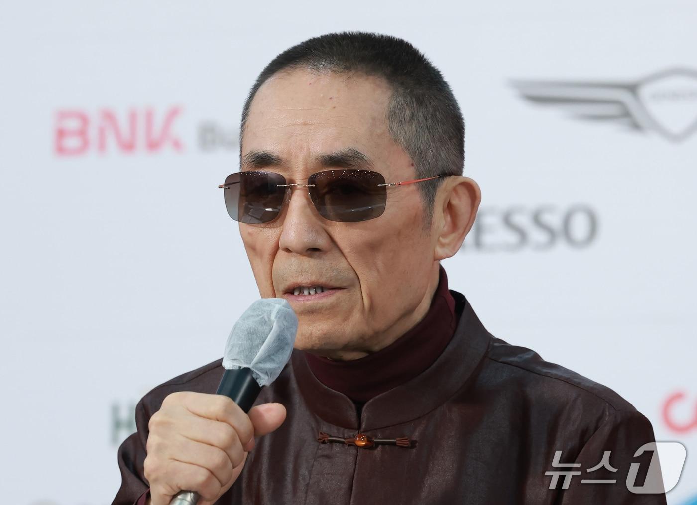 본문 이미지 - 심사위원 장이머우 감독이 7일 부산 해운대구 영화의전당 비프힐에서 열린 ‘제31회 부산국제영화제’(BIFF) 경쟁 심사위원 기자회견에 참석해 인사말을 하고 있다. 2026.10.7 ⓒ 뉴스1 권현진 기자