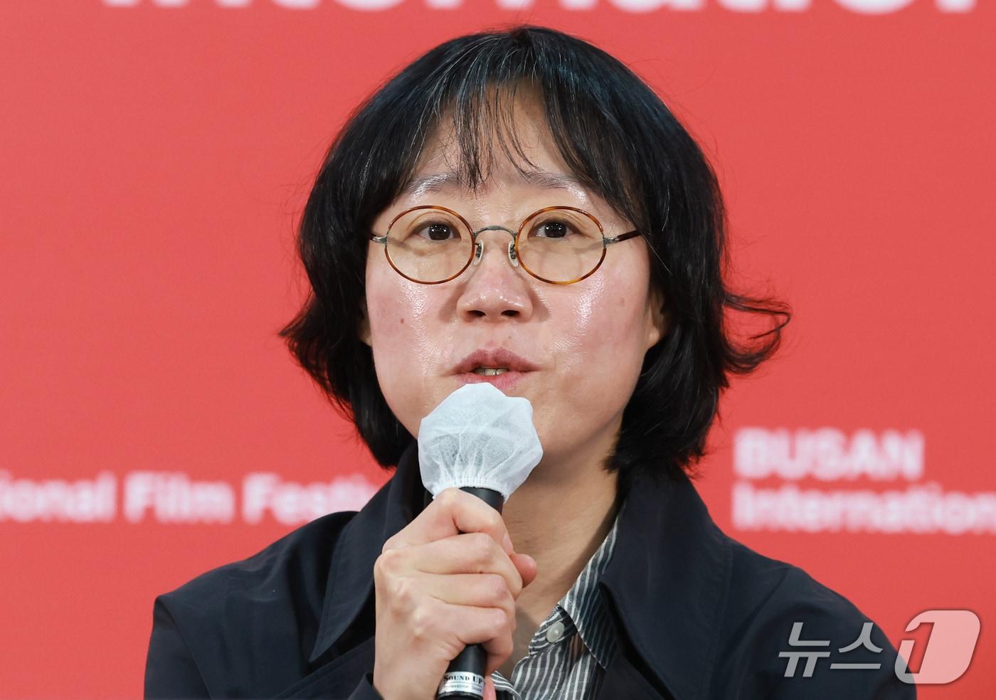 본문 이미지 - 심사위원 정주리 감독이 7일 부산 해운대구 영화의전당 비프힐에서 열린 ‘제31회 부산국제영화제’(BIFF) 경쟁 심사위원 기자회견에 참석해 인사말을 하고 있다. 2026.10.7 ⓒ 뉴스1 권현진 기자