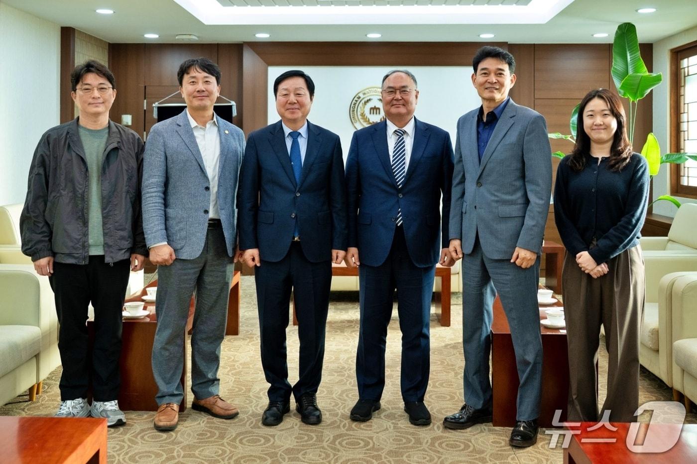 본문 이미지 - 충남대 김정겸 총장과 민병권 대표이사 등 대전청년내일재단 관계자들이 지역 청년 정주 지원과 대학·지역사회의 상생 발전 방안을 논의했다. (충남대학교 제공. 재판매 및 DB금지) /뉴스1