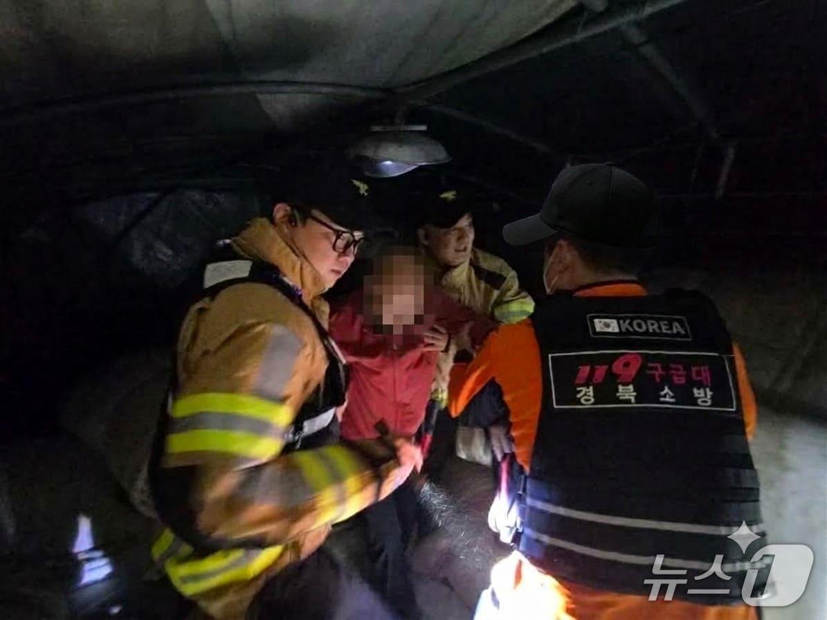 본문 이미지 - 경북 성주소방서 소방관들이 7일 오전 실종신고된 치매환자를 구조하고 있다.(성주소방서 제공. 재판매 및 DB 금지)/뉴스1