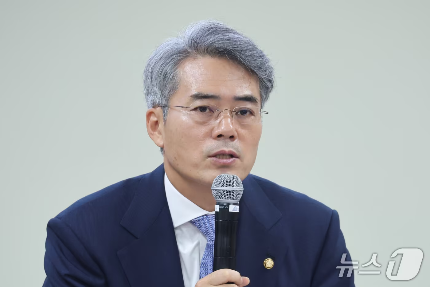 본문 이미지 - 김기표 더불어민주당 의원이 7일 서울 여의도 국회 의원회관에서 열린 공수처 기능 전면 개편 토론회에서 발언하고 있다. 2026.10.7 ⓒ 뉴스1 신웅수 기자