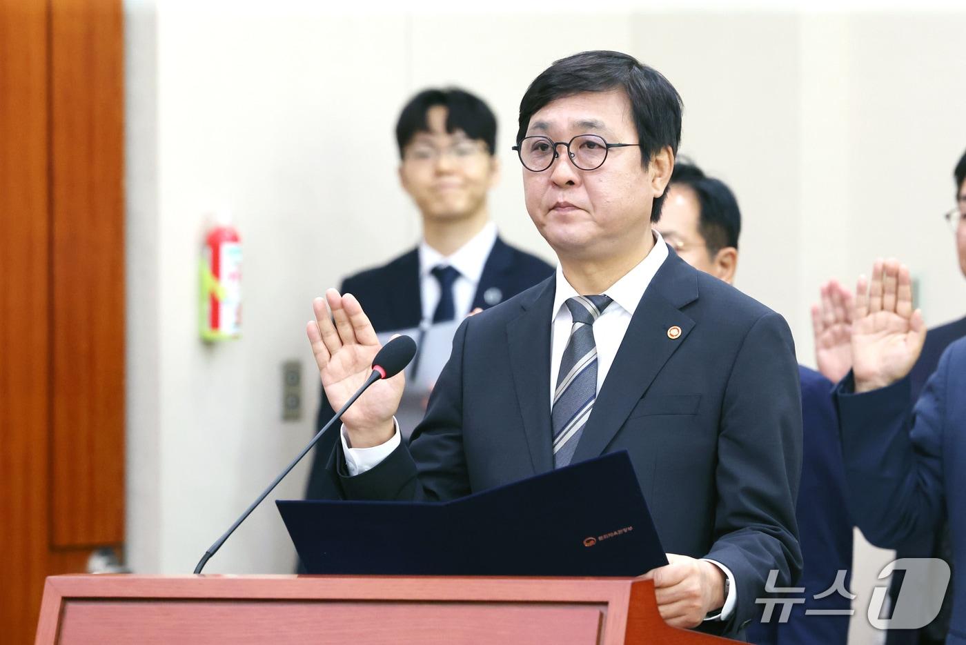 본문 이미지 - 최휘영 문화체육관광부 장관이 7일 서울 여의도 국회 문화체육관광위원회에서 열린 문화체육관광부에 대한 국정감사에서 선서를 하고 있다. 2026.10.7 ⓒ 뉴스1 황기선 기자