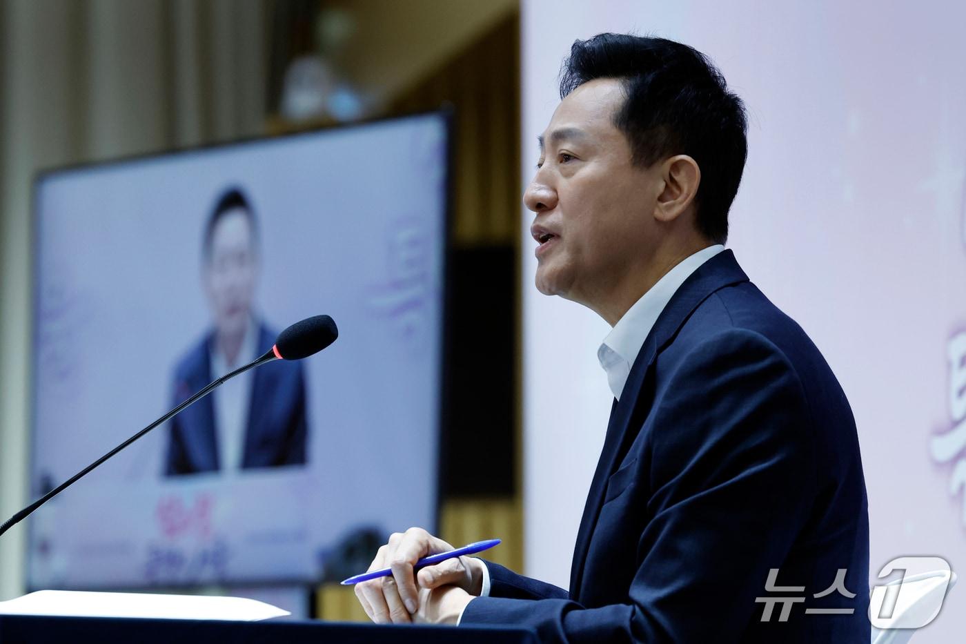 본문 이미지 - 오세훈 서울시장이 7일 오전 서울시 중구 서울시청 대회의실에서 가진 민선9기 서울특별시장 취임 100일 기자간담회에서 취재진의 질문에 답하고 있다. 2026.10.7 ⓒ 뉴스1 박정호 기자