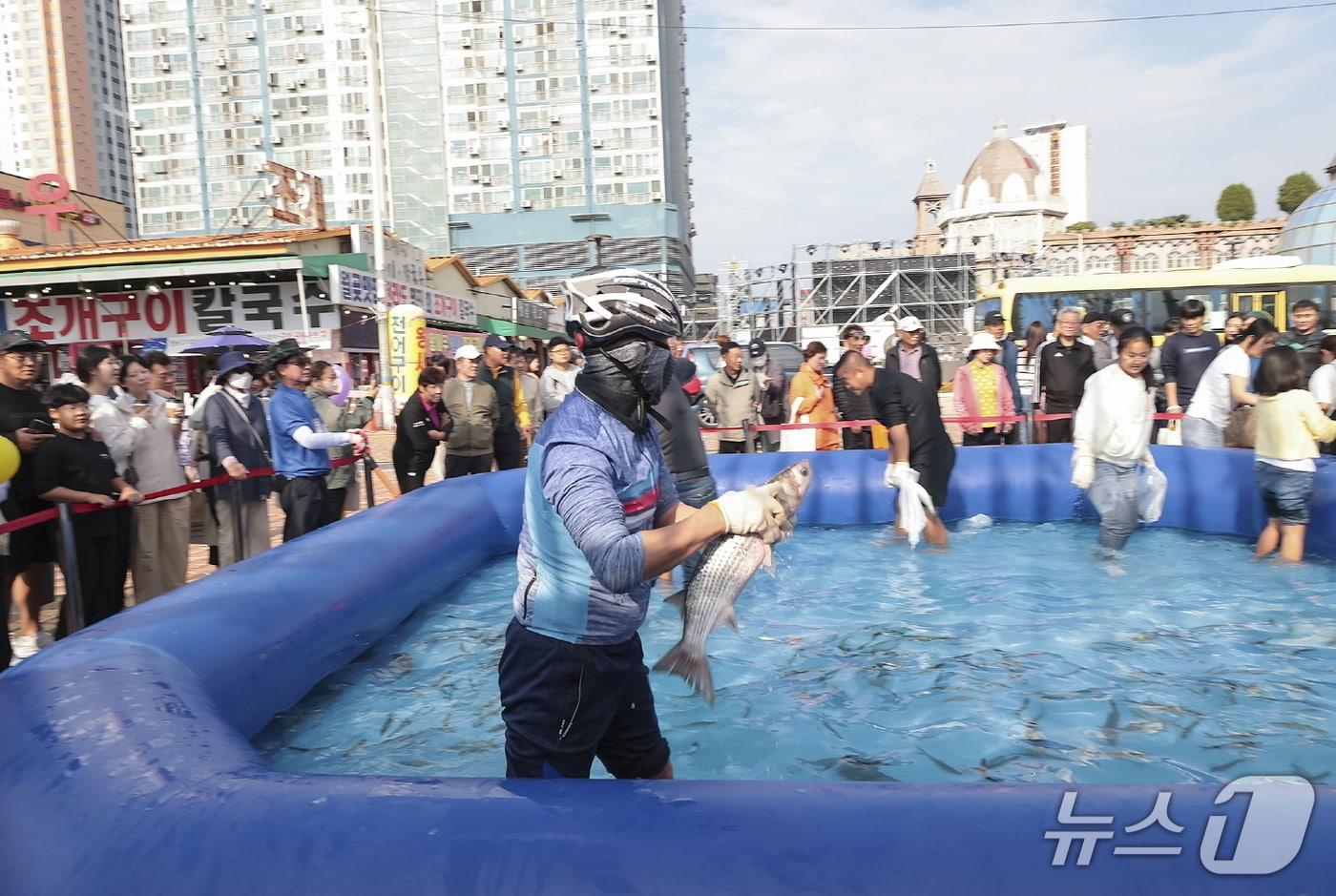 본문 이미지 - 지난해 축제 현장에서 열린 맨손고기잡기.(시흥시 제공. 재판매 및 DB 금지)/뉴스1