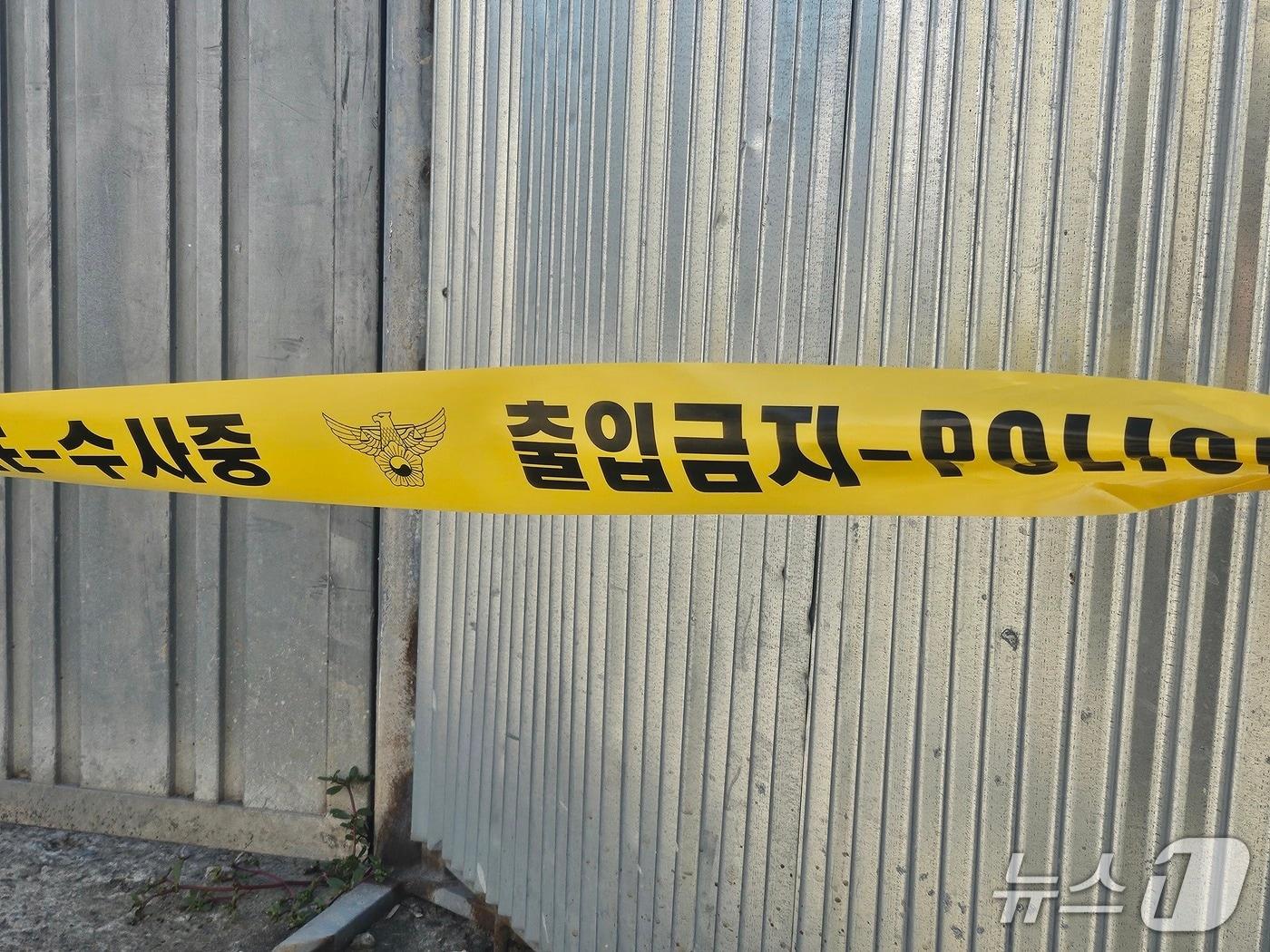본문 이미지 - 지난 6일 오후 7시 49분쯤 숨진 채 발견된 60대 부부의 자택에서 경찰이 감식 등을 이어가고 있다. ⓒ 뉴스1 안재영 기자