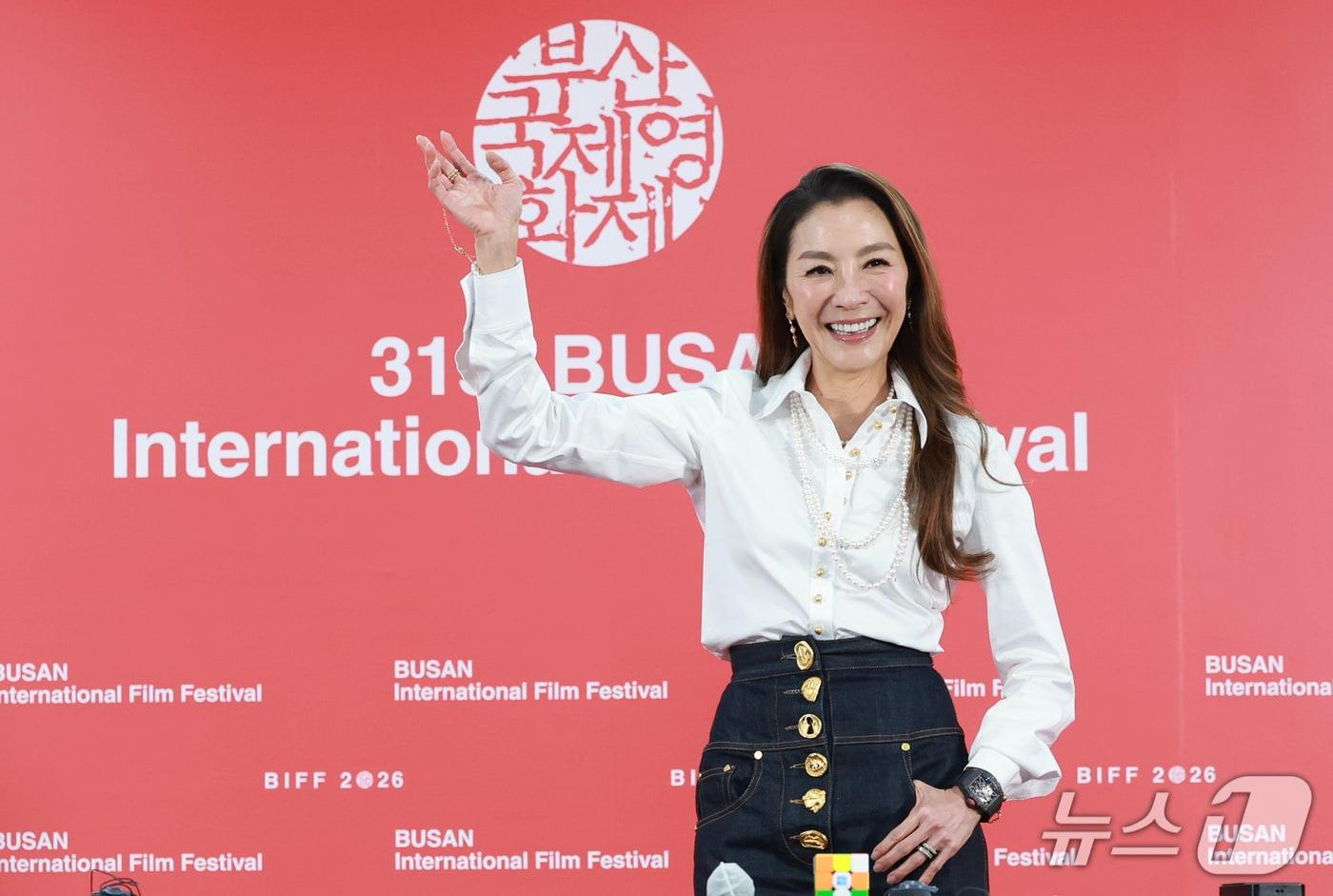본문 이미지 - 영화배우 양자경(량쯔충)이 7일 부산 해운대구 영화의전당 비프힐에서 열린 ‘제31회 부산국제영화제’(BIFF) 올해의 아시아영화인상 기자회견에 참석해 포즈를 취하고 있다. 2026.10.7 ⓒ 뉴스1 권현진 기자