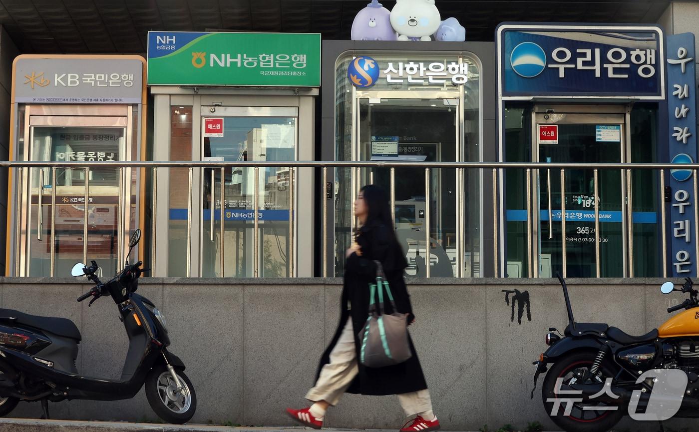 본문 이미지 - 사진은 7일 서울 시내 한 시중은행 현금자동입출금기(ATM)의 모습. 2026.10.7 ⓒ 뉴스1 김진환 기자