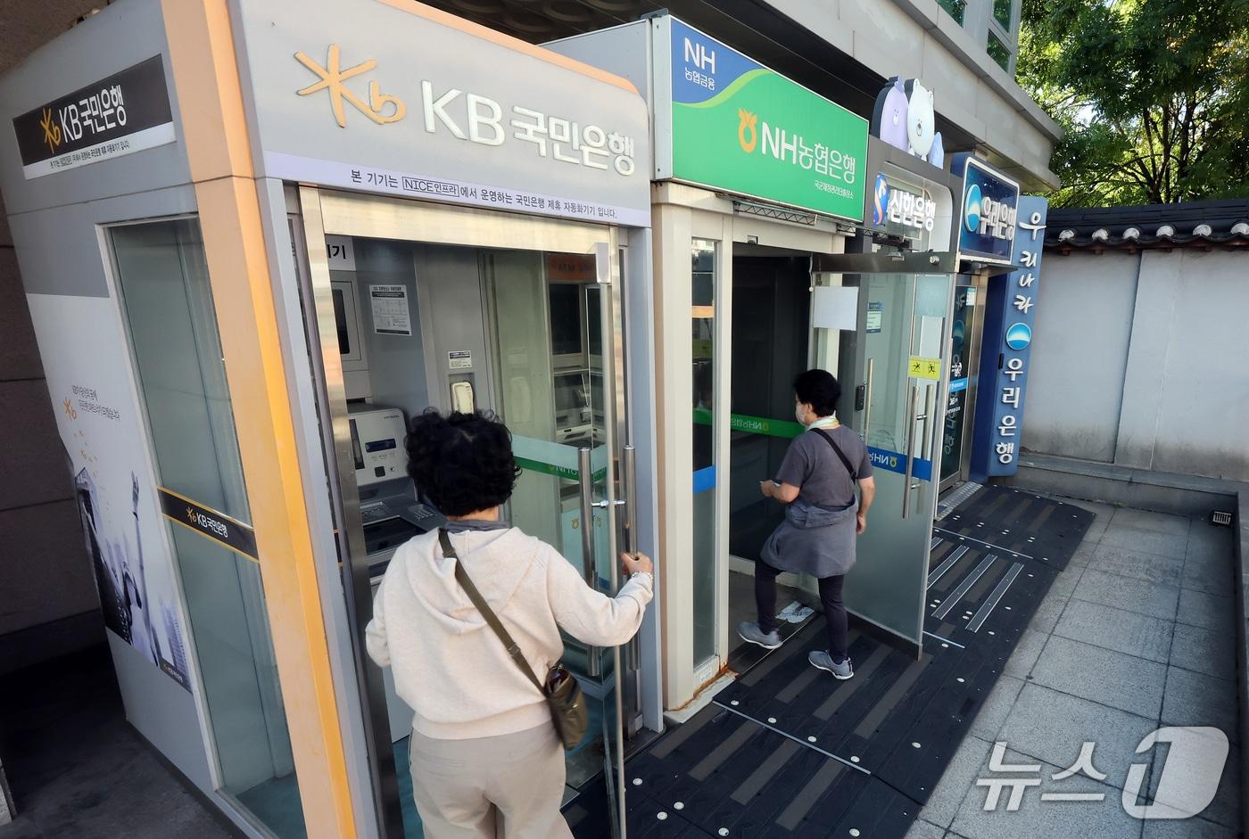 본문 이미지 - 서울 시내 한 시중은행 현금자동입출금기(ATM)의 모습. 2026.10.7 ⓒ 뉴스1 김진환 기자