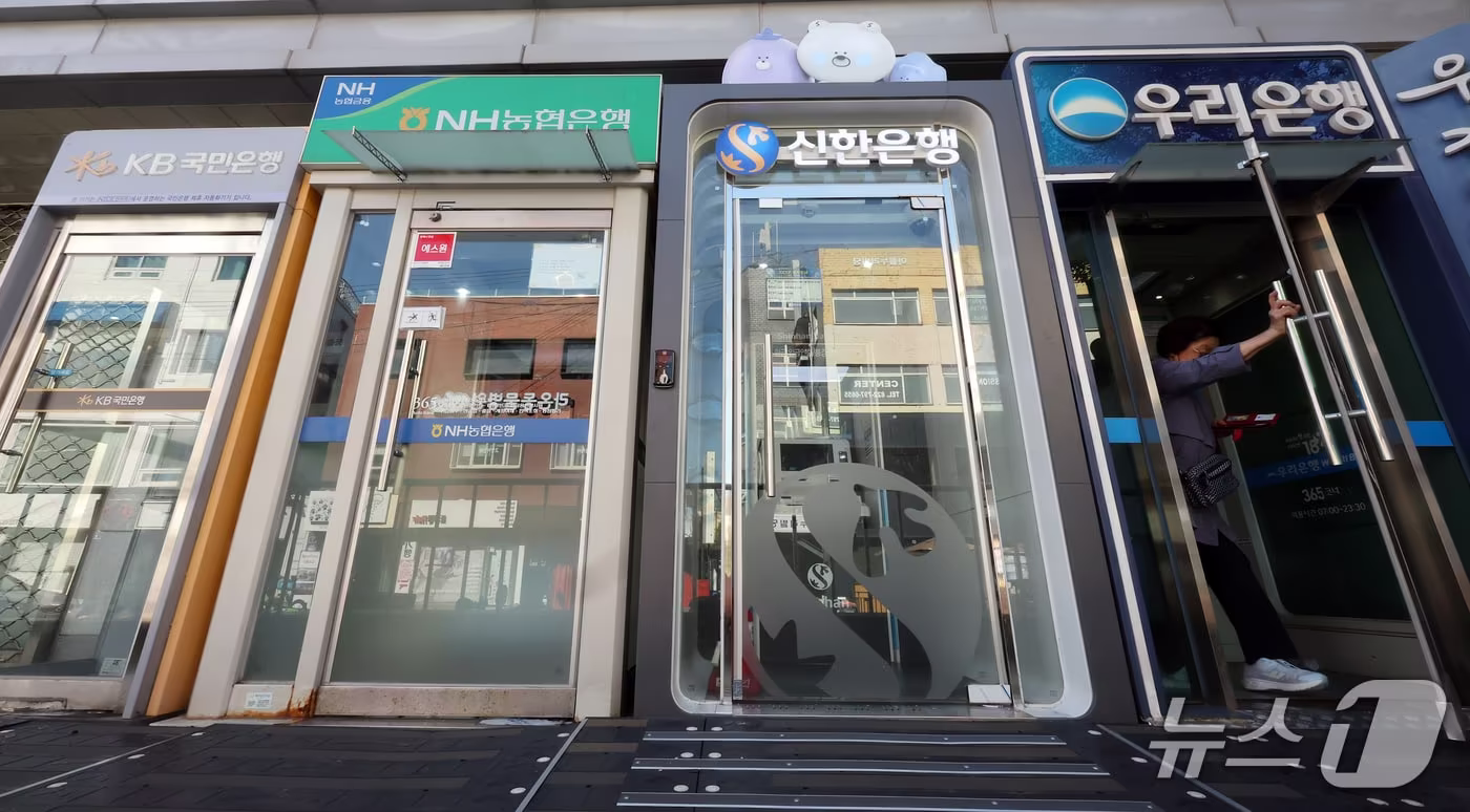 본문 이미지 - 금융감독원은 금융권에서 시작된 인공지능(AI) 해킹과 관련해 공격 IP 28개를 금융회사에 공유했다고 밝혔다. 보안업계는 IP 차단과 과거 접속 기록 점검은 물론 지속적인 위협 감시 및 대응이 필요하다고 강조했다. 사진은 7일 서울 시내 한 시중은행 현금자동입출금기(ATM)의 모습. 2026.10.7 ⓒ 뉴스1 김진환 기자