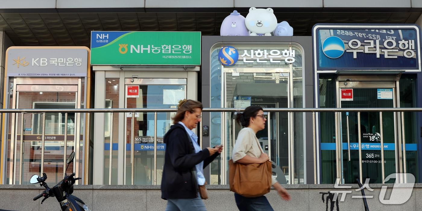 본문 이미지 - 서울 시내 한 시중은행 현금자동입출금기(ATM)의 모습. 2026.10.7 ⓒ 뉴스1 김진환 기자