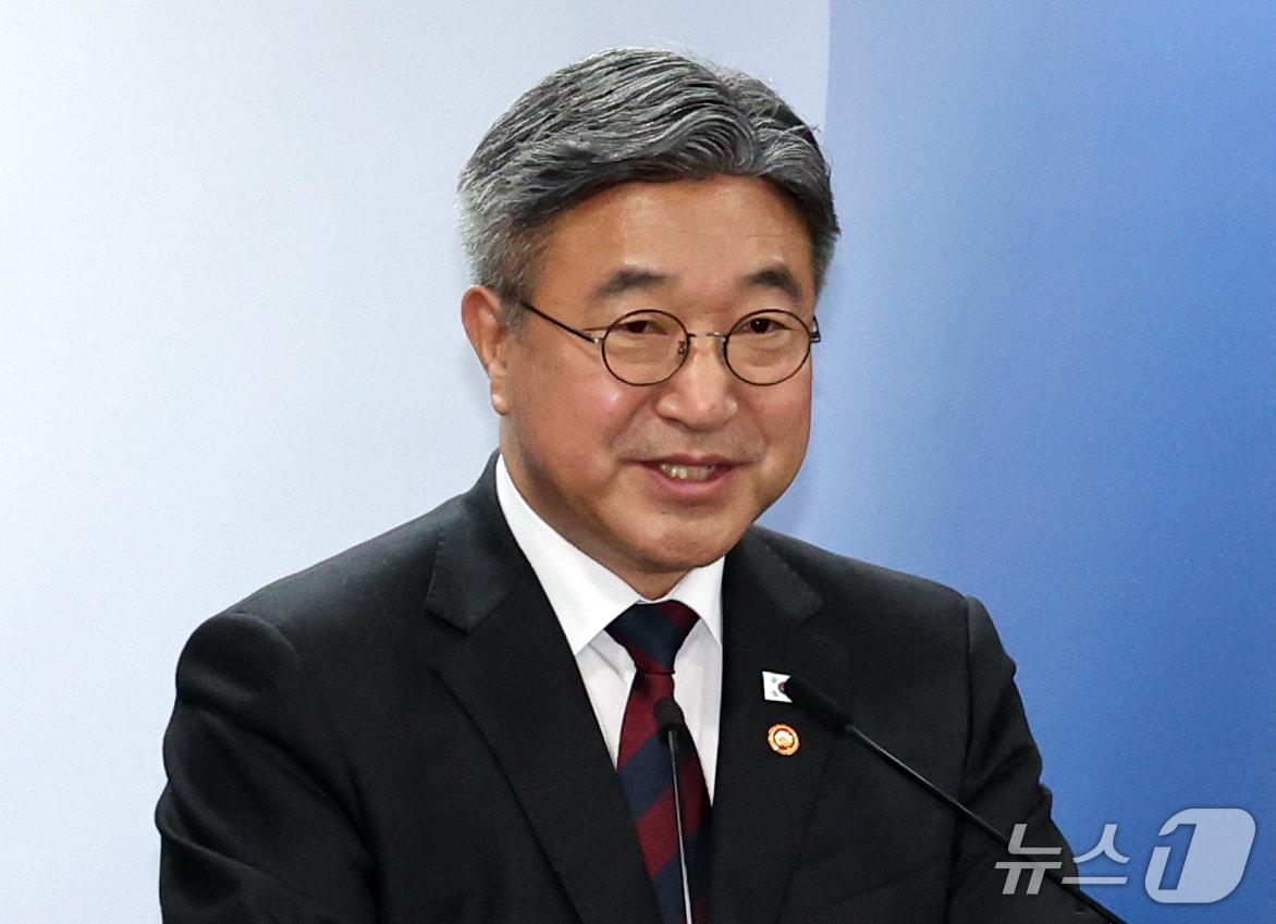 본문 이미지 - 윤호중 행정안전부 장관이 7일 서울 종로구 정부서울청사에서 인구감소지역 재지정 관련 브리핑을 하고 있다. 2026.10.7 ⓒ 뉴스1 이종덕 기자