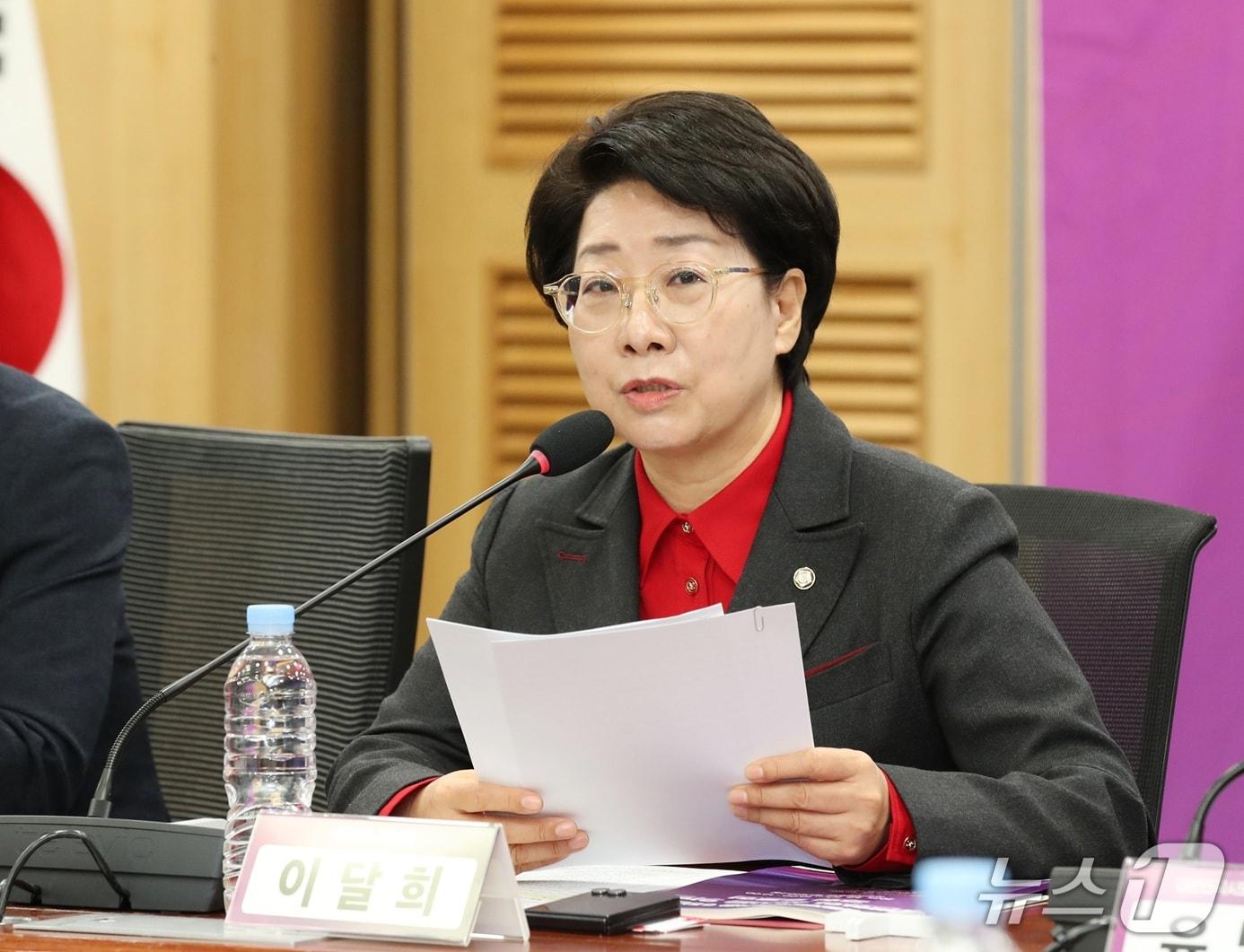 본문 이미지 - 이달희 국민의힘 의원은 15일 국민연금공단 국정감사에서 손실이 나도 성과급을 받을 수 있는 기금운용역 보상 구조와 청년교육의 지역 편중을 지적하며 개선을 촉구했다고 밝혔다.(이달희 의원실 제공. 재판매 및 DB 금지) /뉴스1