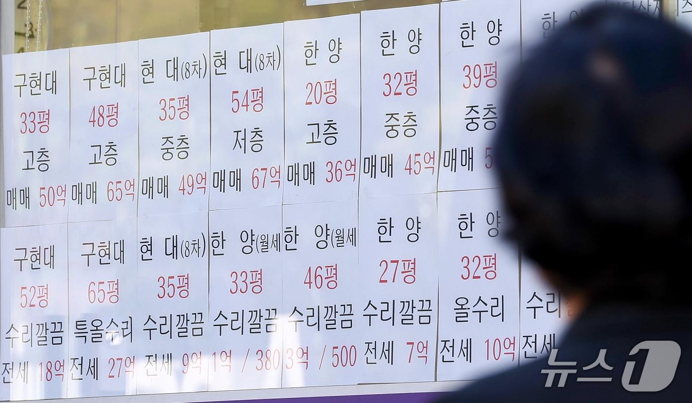 본문 이미지 -  7일 서울 시내 한 공인중개사무소에 아파트 전세 매물 안내문이 붙어져 있다. 2026.10.7 ⓒ 뉴스1 김성진 기자