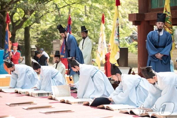 본문 이미지 - 지난해 열린 '2025 조선왕조실록 포쇄 재현'행사​ 모습.(전주시 제공, 재판매 및 DB 금지).