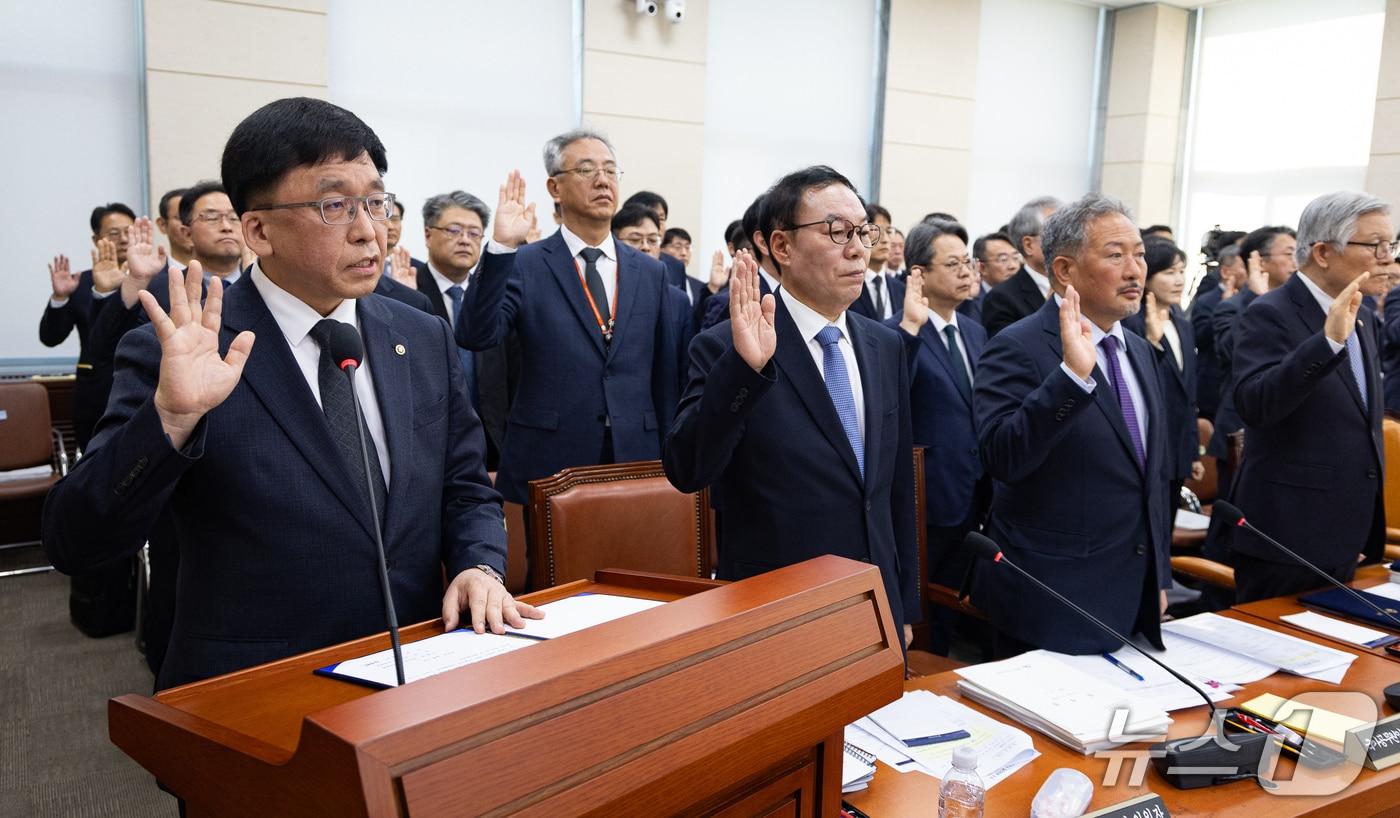 본문 이미지 - 강동완 중앙선거관리위원회 사무총장 직무대행을 비롯한 기관증인들이 7일 서울 여의도 국회에서 열린 행정안전위원회의 중앙선거관리위원회 등에 대한 국정감사에 출석해 증인선서를 하고 있다. 2026.10.7 ⓒ 뉴스1 유승관 기자