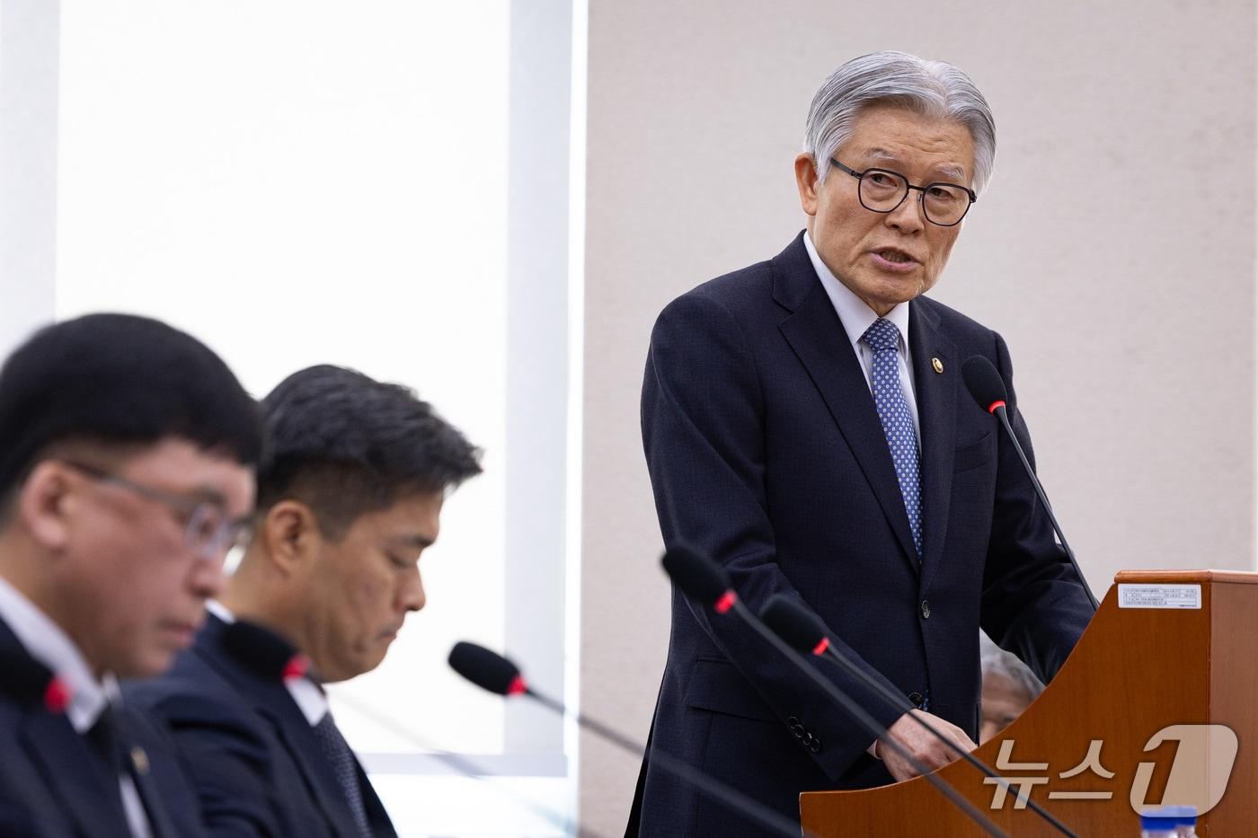 본문 이미지 - 최동석 인사혁신처장이 7일 서울 여의도 국회에서 열린 행정안전위원회의 중앙선거관리위원회 등에 대한 국정감사에 출석해 업무보고를 하고 있다. 2026.10.7 ⓒ 뉴스1 유승관 기자
