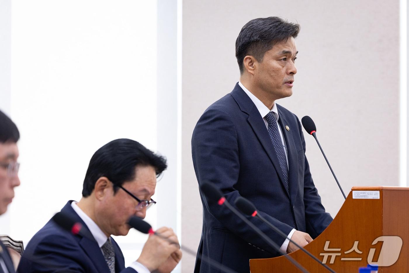본문 이미지 - 최용철 소방청장이 7일 서울 여의도 국회에서 열린 행정안전위원회의 중앙선거관리위원회 등에 대한 국정감사에 출석해 업무보고를 하고 있다. 2026.10.7 ⓒ 뉴스1 유승관 기자