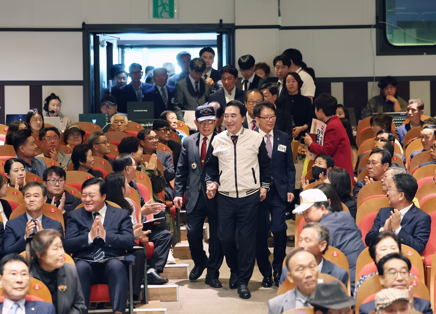 본문 이미지 - 군민과의 대화 행사장에 입장하는 박수현 충남지사 모습.(도 제공. 재판매 및 DB 금지)/뉴스1