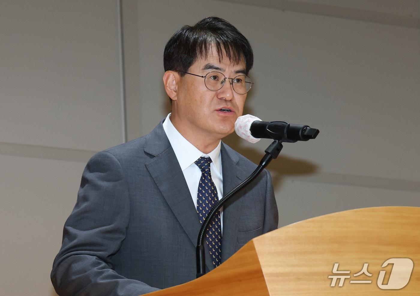 본문 이미지 - 김형근 수원지방중대범죄수사청 초대청장이 7일 경기 수원시 영통구 경기신용보증재단 수원중수청 임시청사에서 개청사를 하고 있다. 2026.10.7 ⓒ 뉴스1 김영운 기자