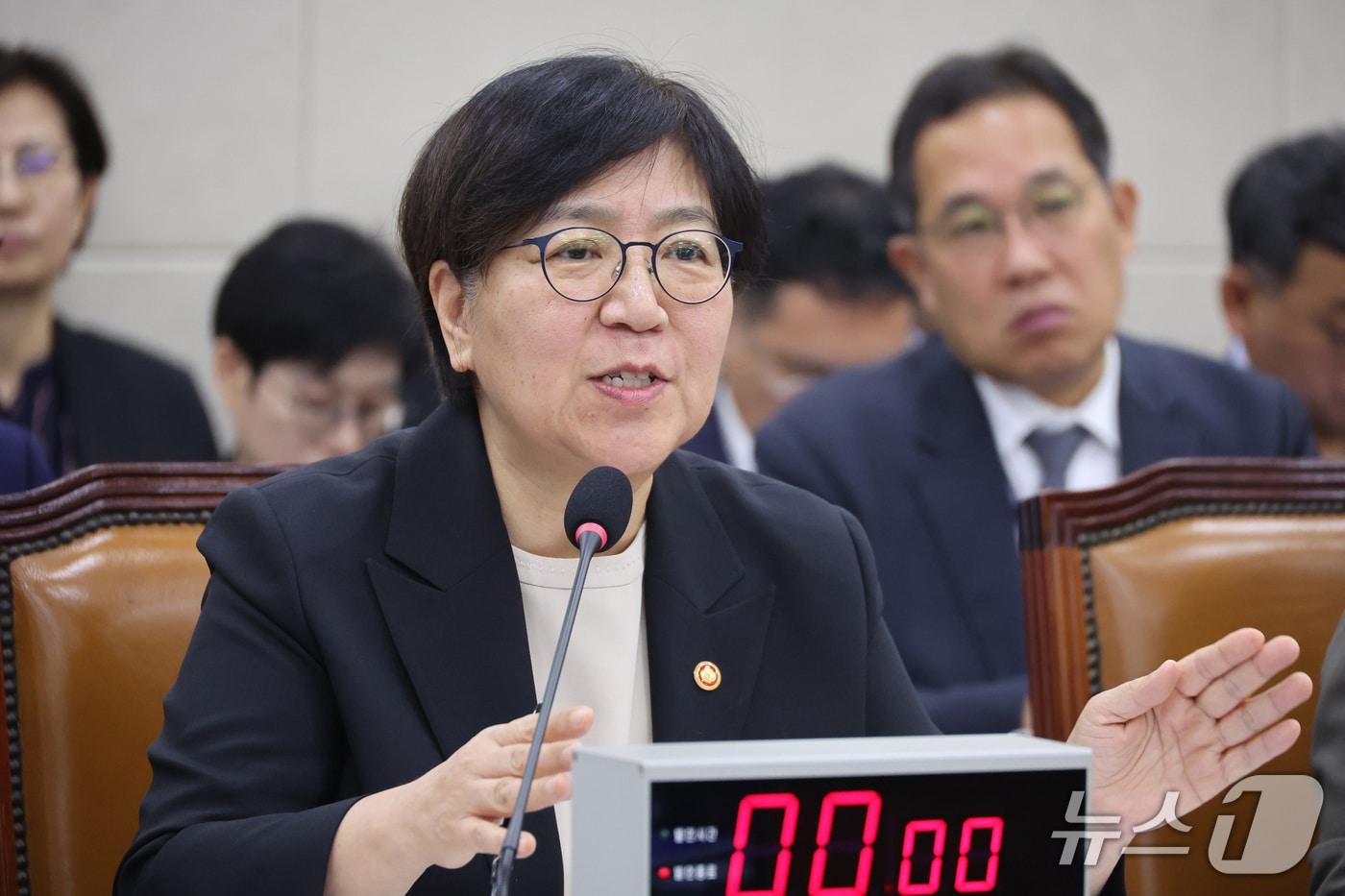 본문 이미지 - 정은경 보건복지부 장관이 7일 서울 여의도 국회에서 열린 보건복지위원회의 보건복지부 등에 대한 국정감사에서 의원 질의에 답변하고 있다. 2026.10.7 ⓒ 뉴스1 신웅수 기자