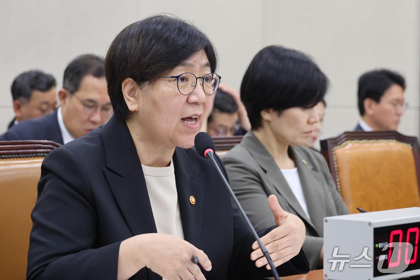 본문 이미지 - 정은경 보건복지부 장관이 7일 서울 여의도 국회에서 열린 보건복지위원회의 보건복지부 등에 대한 국정감사에서 의원 질의에 답변하고 있다. 2026.10.7 ⓒ 뉴스1 신웅수 기자