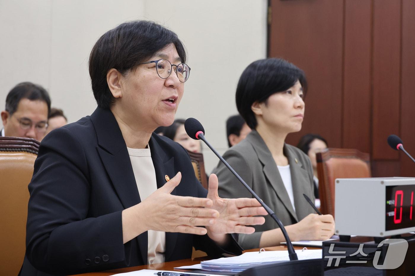 본문 이미지 - 정은경 보건복지부 장관이 7일 서울 여의도 국회에서 열린 보건복지위원회의 보건복지부 등에 대한 국정감사에서 의원 질의에 답변하고 있다. 2026.10.7 ⓒ 뉴스1 신웅수 기자