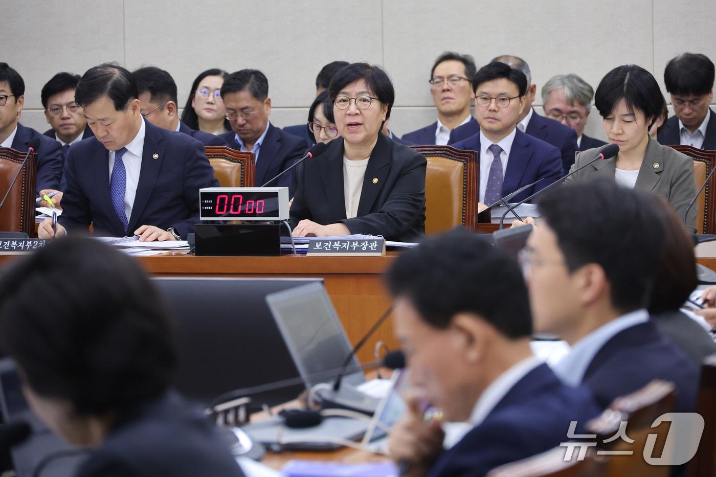 본문 이미지 - 정은경 보건복지부 장관이 7일 서울 여의도 국회에서 열린 보건복지위원회의 보건복지부 등에 대한 국정감사에서 의원 질의에 답변하고 있다. 2026.10.7 ⓒ 뉴스1 신웅수 기자