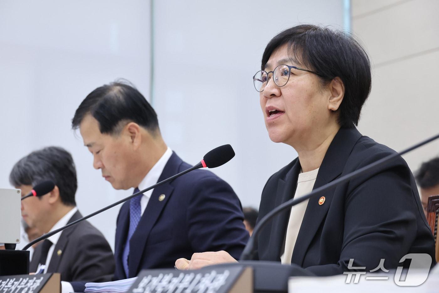 본문 이미지 - 정은경 보건복지부 장관이 7일 서울 여의도 국회에서 열린 보건복지위원회의 보건복지부 등에 대한 국정감사에서 의원 질의에 답변하고 있다. 2026.10.7 ⓒ 뉴스1 신웅수 기자