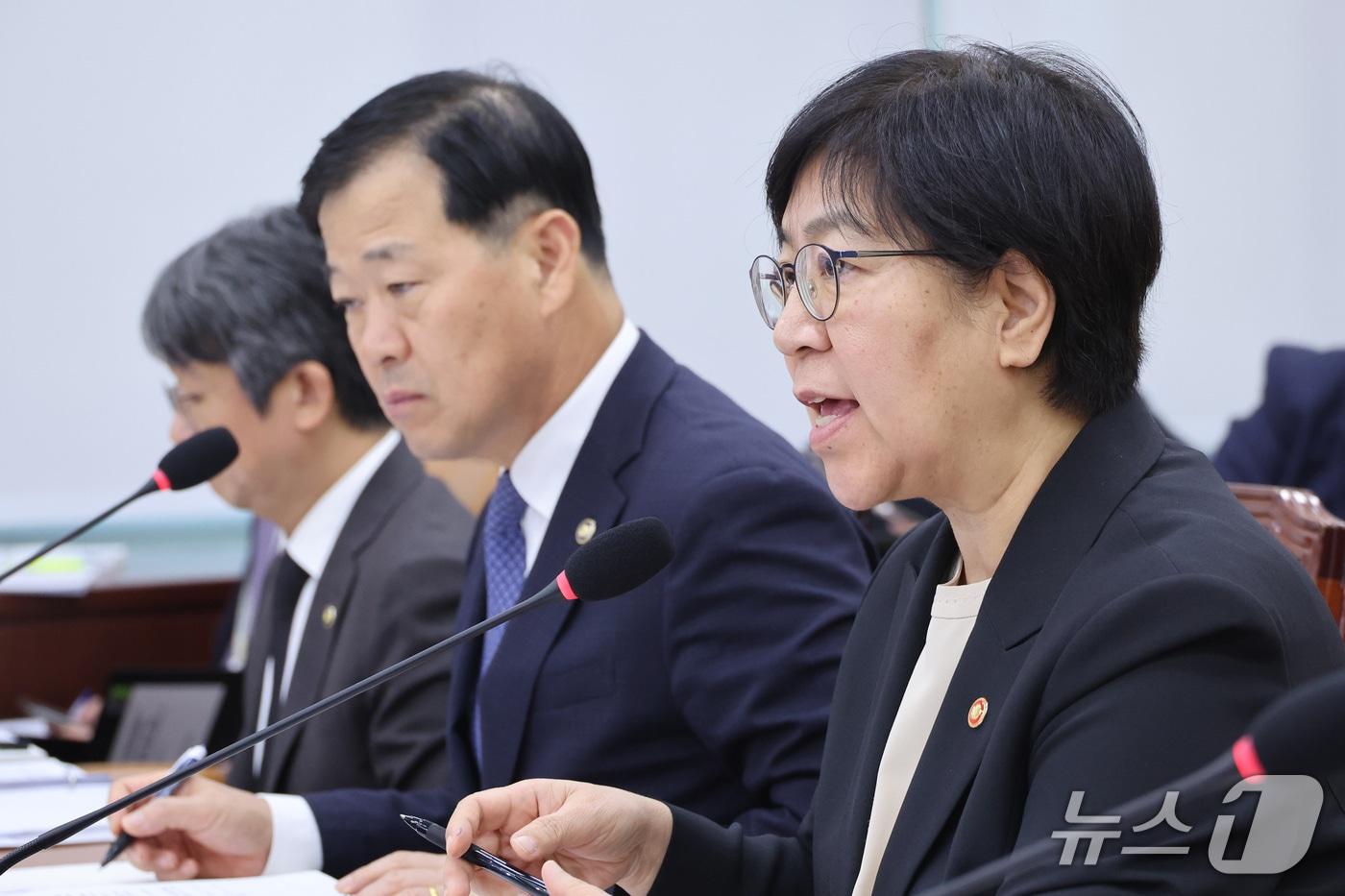 본문 이미지 - 정은경 보건복지부 장관이 7일 서울 여의도 국회에서 열린 보건복지위원회의 보건복지부 등에 대한 국정감사에서 의원 질의에 답변하고 있다. 2026.10.7 ⓒ 뉴스1 신웅수 기자