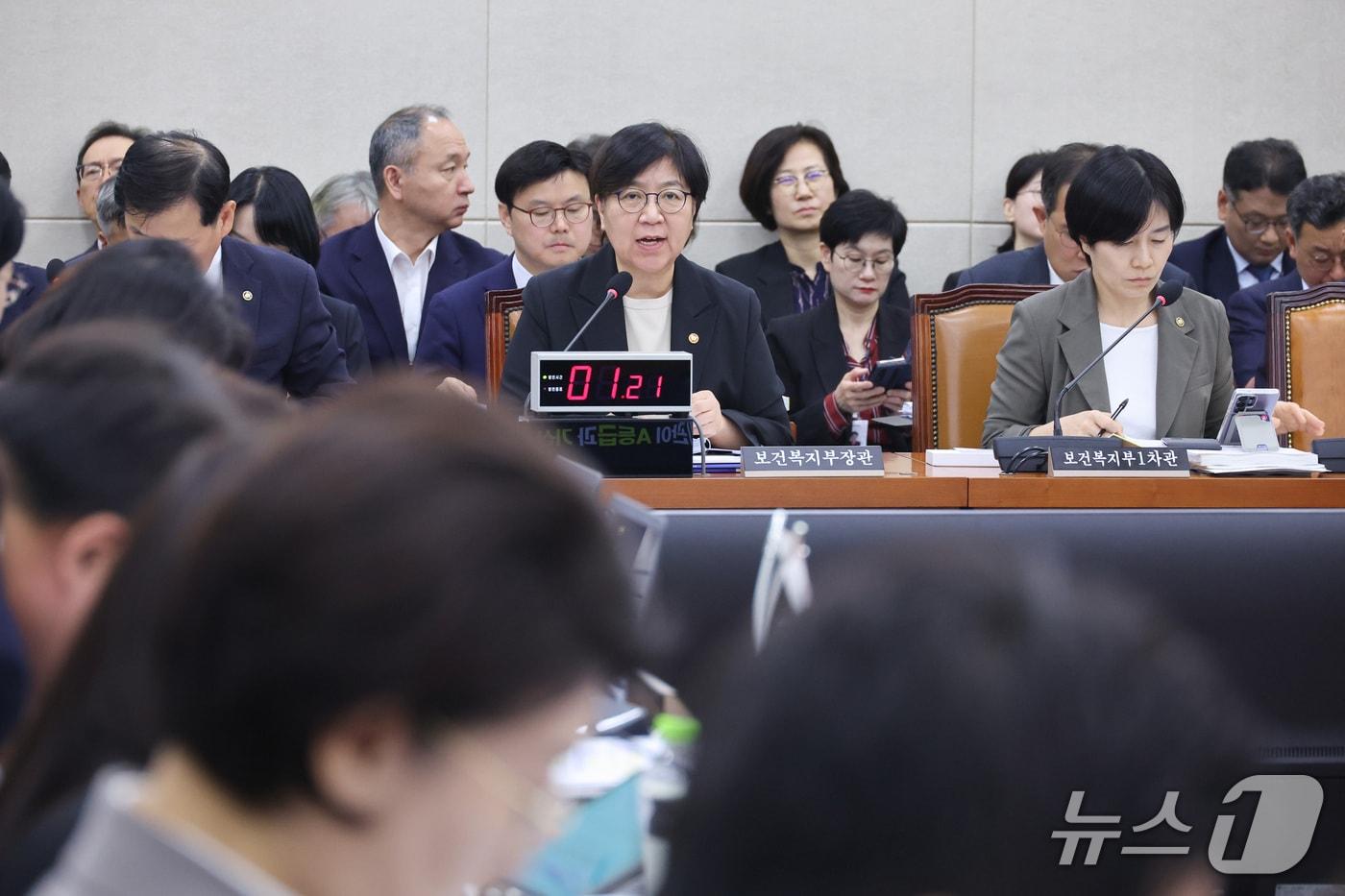 본문 이미지 - 정은경 보건복지부 장관이 지난 7일 서울 여의도 국회에서 열린 보건복지위원회의 보건복지부 등에 대한 국정감사에서 의원 질의에 답변하고 있다.  ⓒ 뉴스1  