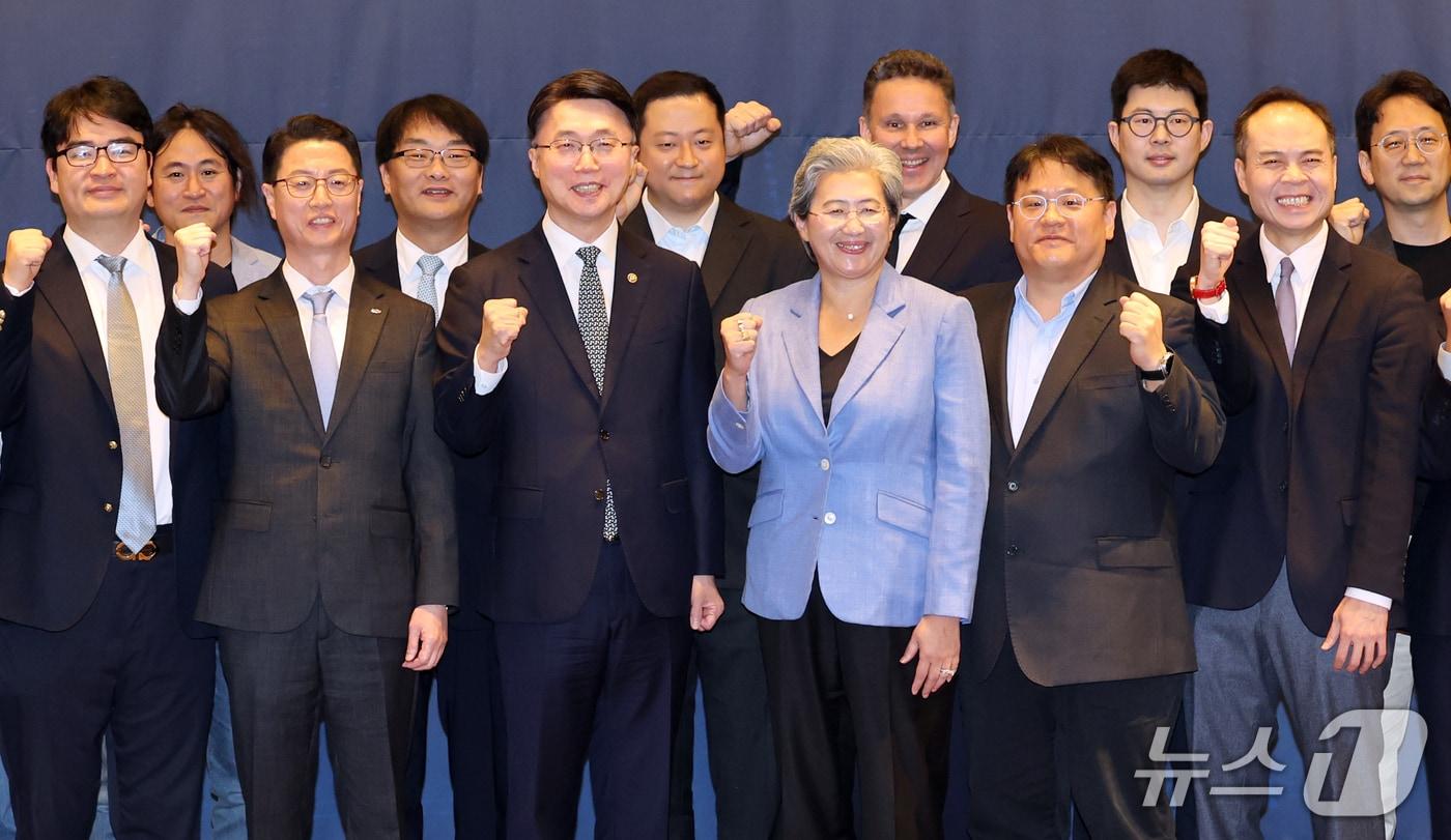 본문 이미지 - 리사 수 AMD 회장과 류제명 과기정통부 2차관이 7일 서울 종로구 포시즌스호텔에서 열린 AI 반도체 기업 라운드테이블에서 기념촬영 하고 있다. 2026.10.7 ⓒ 뉴스1 이종덕 기자