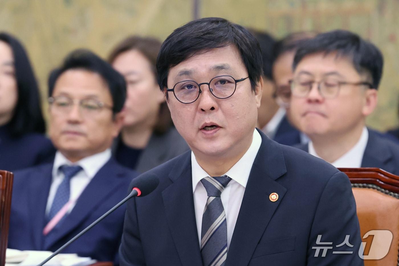 본문 이미지 - 최휘영 문화체육관광부 장관이 7일 서울 여의도 국회 문화체육관광위원회에서 열린 문화체육관광부에 대한 국정감사에서 의원 질의에 답하고 있다. 2026.10.7 ⓒ 뉴스1 황기선 기자
