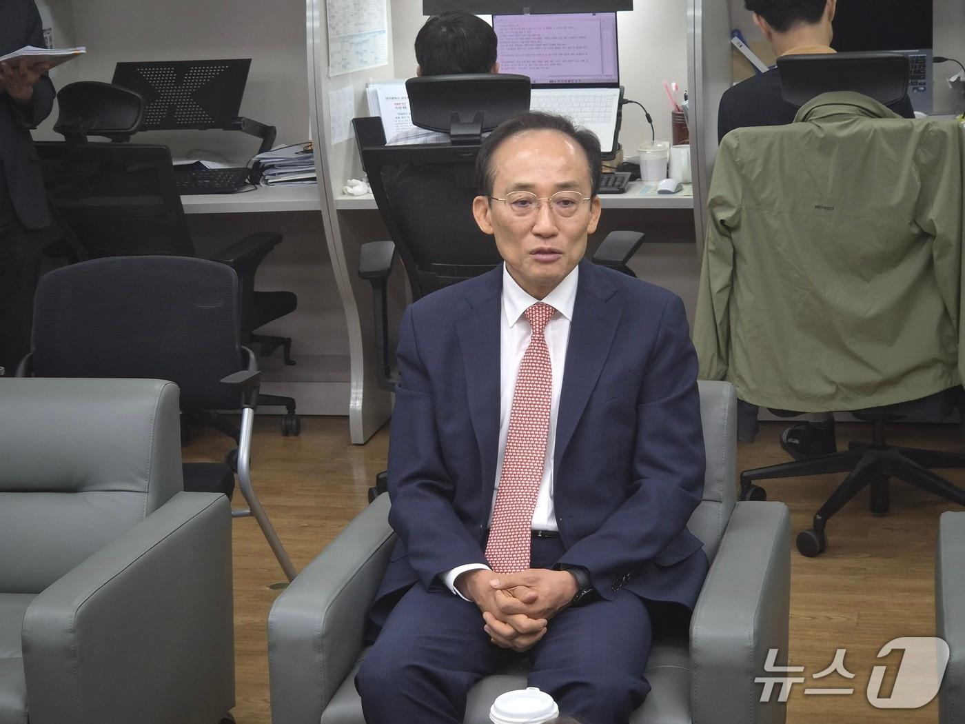 본문 이미지 - 추경호 대구시장이 취임 100일을 맞은 7일 동인청사에서 기자간담회를 갖고 질문에 답하고 있다.(이재춘 기자)