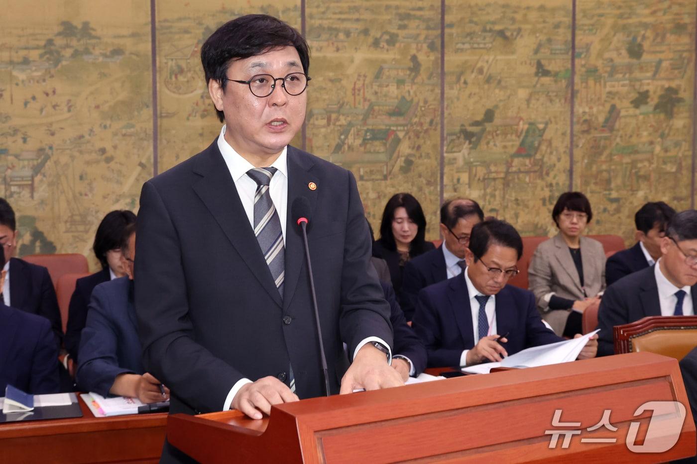 본문 이미지 - 최휘영 문화체육관광부 장관이 7일 서울 여의도 국회 문화체육관광위원회에서 열린 문화체육관광부에 대한 국정감사에서 업무보고를 하고 있다. 2026.10.7 ⓒ 뉴스1 황기선 기자