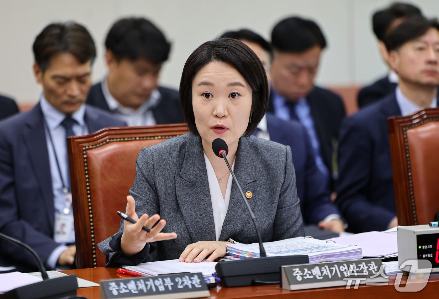 본문 이미지 - 이소영 중소벤처기업부 장관이 7일 서울 여의도 국회에서 열린 산업통상자원중소벤처기업위원회 국정감사에 출석해 의원 질의에 답하고 있다. 2026.10.7 ⓒ 뉴스1 김도우 기자