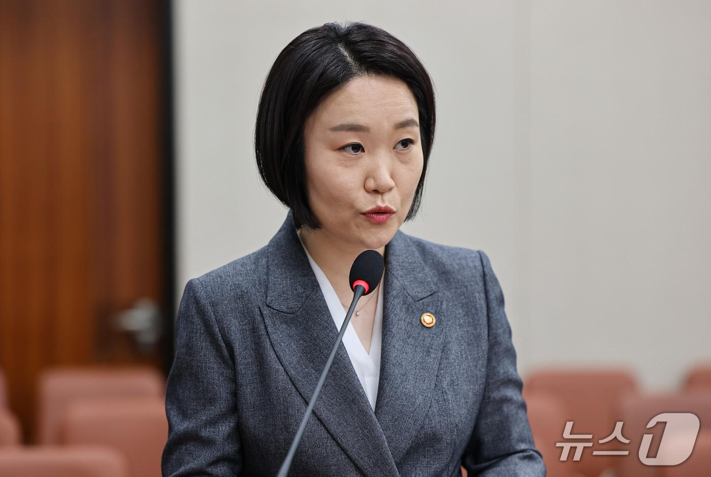 본문 이미지 - 이소영 중소벤처기업부 장관이 7일 서울 여의도 국회에서 열린 산업통상자원중소벤처기업위원회 국정감사에 출석해 인사말 및 업무보고를 하고 있다. 2026.10.7 ⓒ 뉴스1 김도우 기자