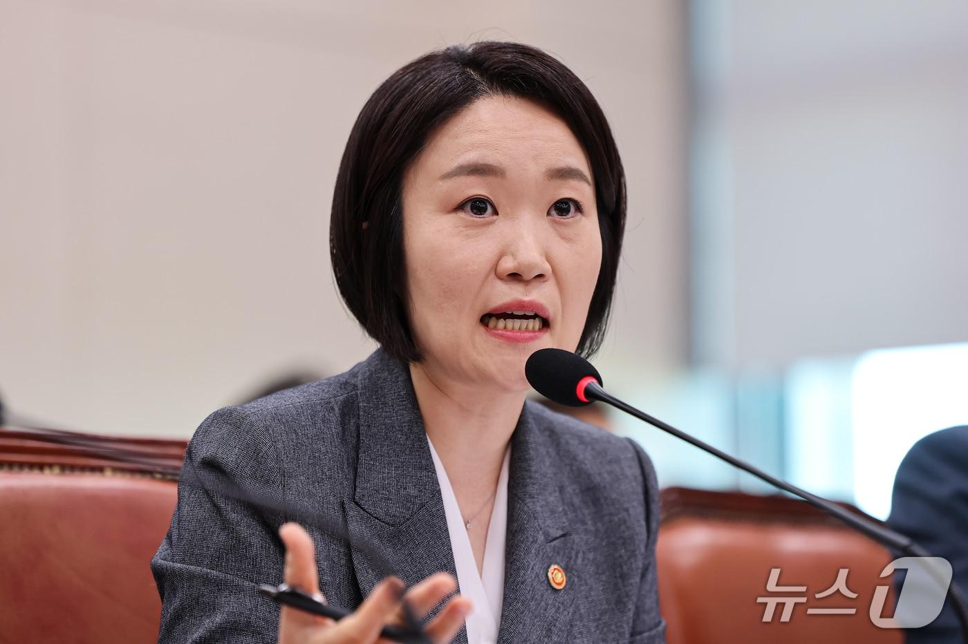 본문 이미지 - 이소영 중소벤처기업부 장관이 7일 서울 여의도 국회에서 열린 산업통상자원중소벤처기업위원회 국정감사에 출석해 의원 질의에 답하고 있다. 2026.10.7 ⓒ 뉴스1 김도우 기자