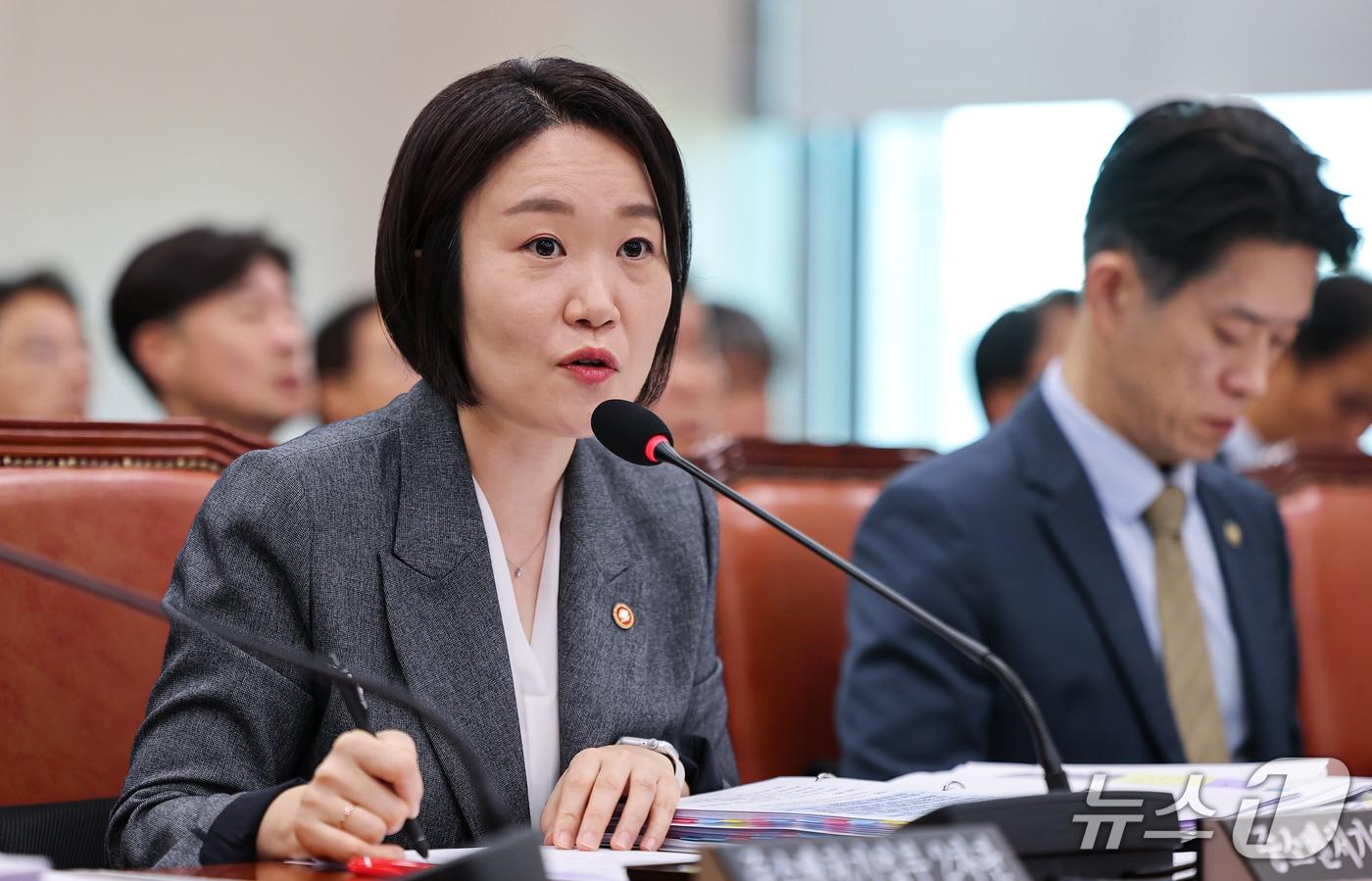 본문 이미지 - 이소영 중소벤처기업부 장관이 7일 서울 여의도 국회에서 열린 산업통상자원중소벤처기업위원회 국정감사에 출석해 의원 질의에 답하고 있다. 2026.10.7 ⓒ 뉴스1 김도우 기자
