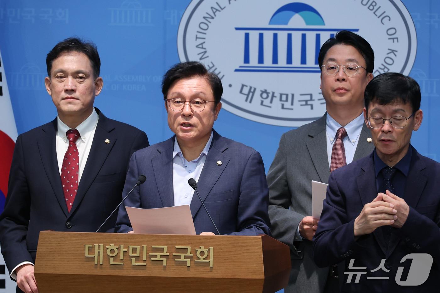 본문 이미지 - 법제사법위원회 소속 김태규, 박형수, 곽규택 국민의힘 의원이 7일 서울 여의도 국회 소통관에서 법사위 발언권 정지 관련 기자회견을 하고 있다. 2026.10.7 ⓒ 뉴스1 신웅수 기자