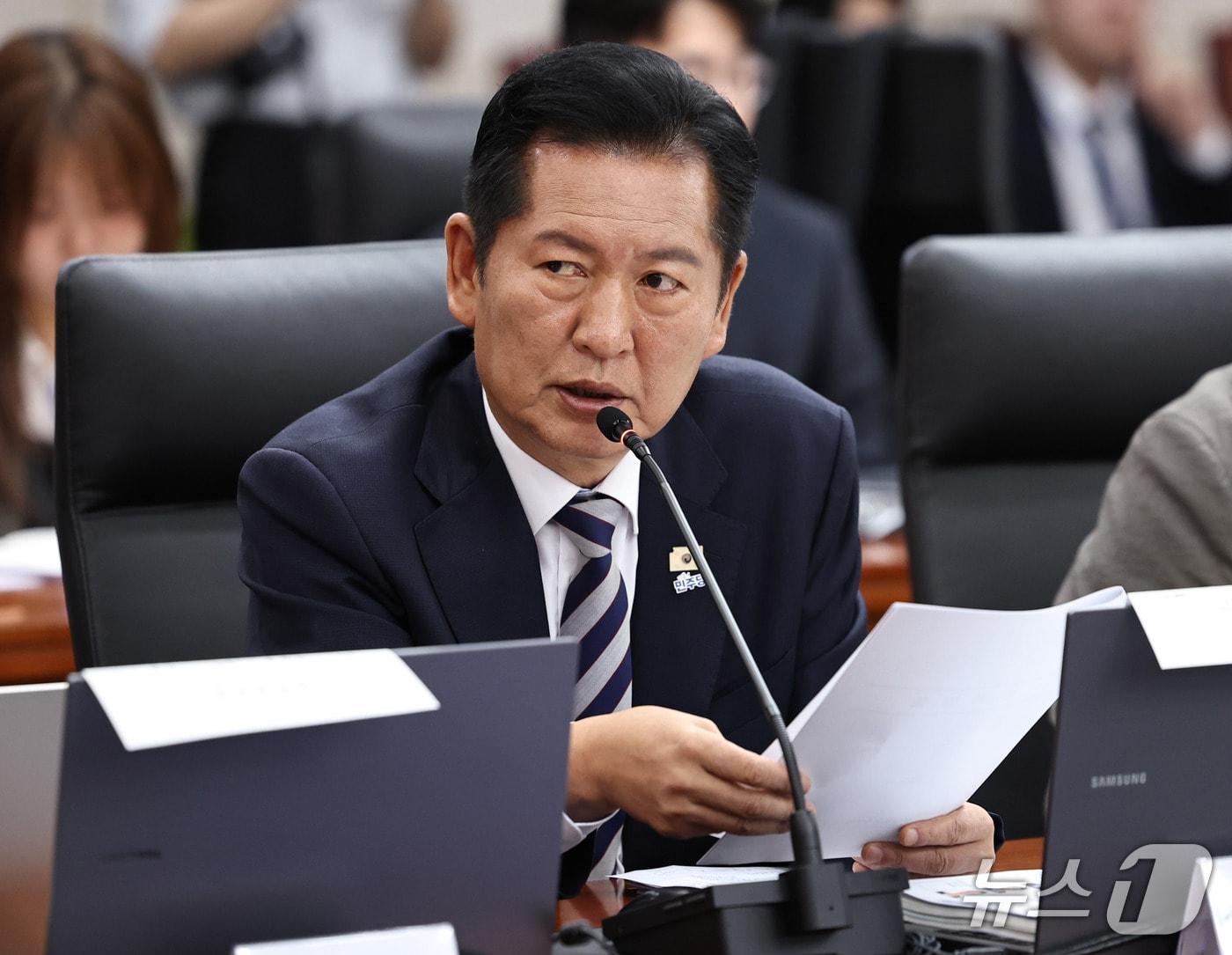 본문 이미지 - 정청래 더불어민주당 의원이 7일 서울 종로구 통일부 남북회담본부에서 열린 국회 외교통일위원회의 통일부 등에 대한 국정감사에서 정동영 장관에게 질의하고 있다. 2026.10.7 ⓒ 뉴스1 구윤성 기자