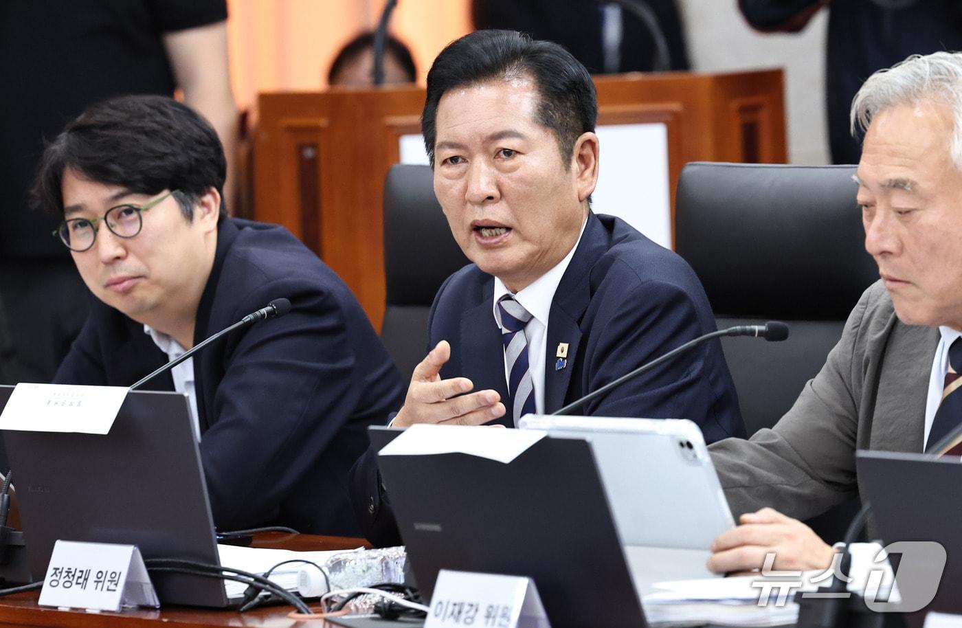 본문 이미지 - 정청래 더불어민주당 의원이 지난 7일 서울 종로구 통일부 남북회담본부에서 열린 국회 외교통일위원회의 통일부 등에 대한 국정감사에서 박충권 국민의힘 의원을 향해 의사진행 발언을 하고 있다. 2026.10.7 ⓒ 뉴스1 구윤성 기자