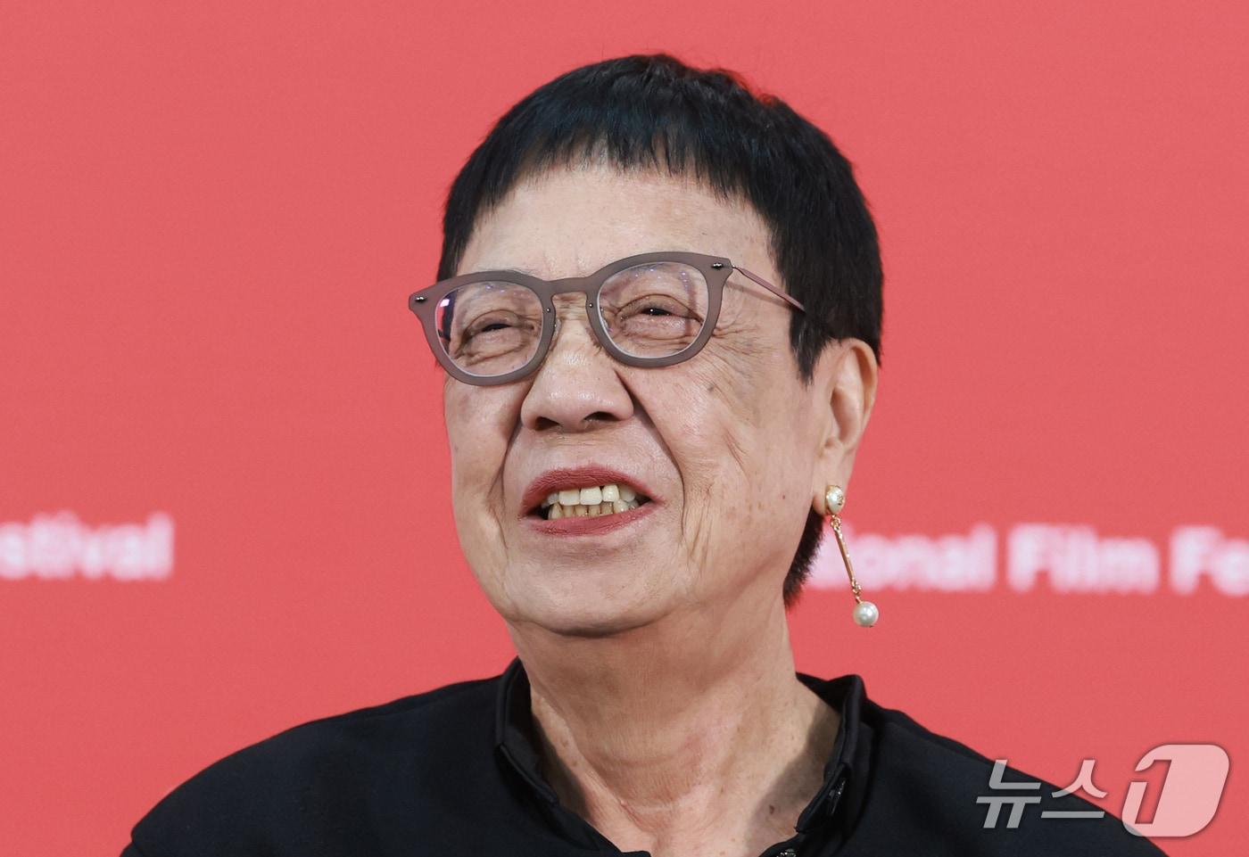 본문 이미지 - 까멜리아상 수상자 허안화 감독이 7일 부산 해운대구 영화의전당 비프힐에서 열린 ‘제31회 부산국제영화제’(BIFF) 기자회견에 참석해 미소를 짓고 있다. 2026.10.7 ⓒ 뉴스1 권현진 기자