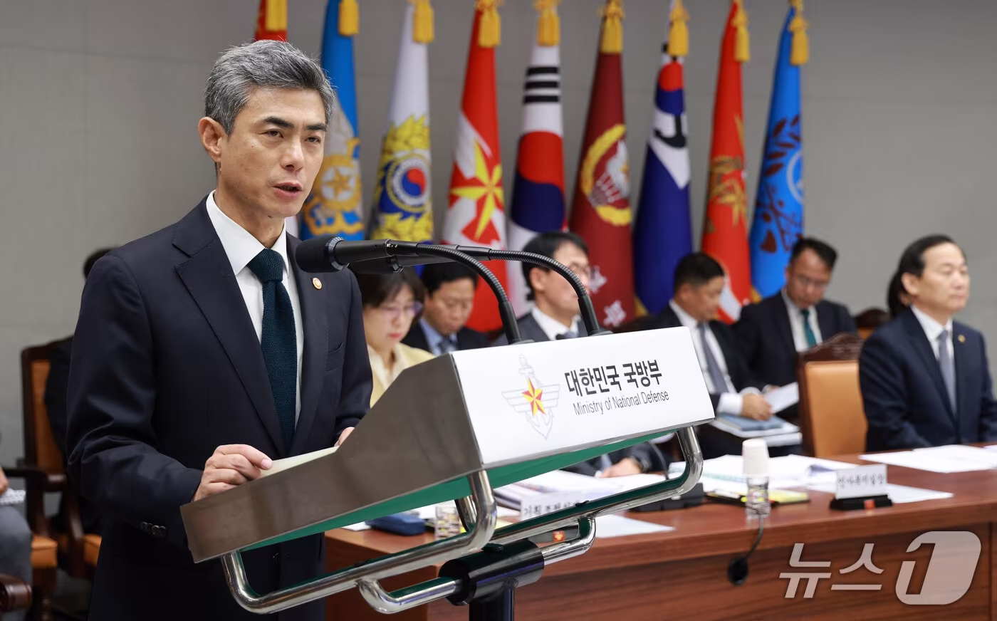 본문 이미지 - 강신철 국방부 장관이 7일 서울 용산구 국방부에서 열린 국회 국방위원회의 국방부에 대한 국정감사에서 업무보고를 하고 있다. 2026.10.7 ⓒ 뉴스1 국회사진기자단