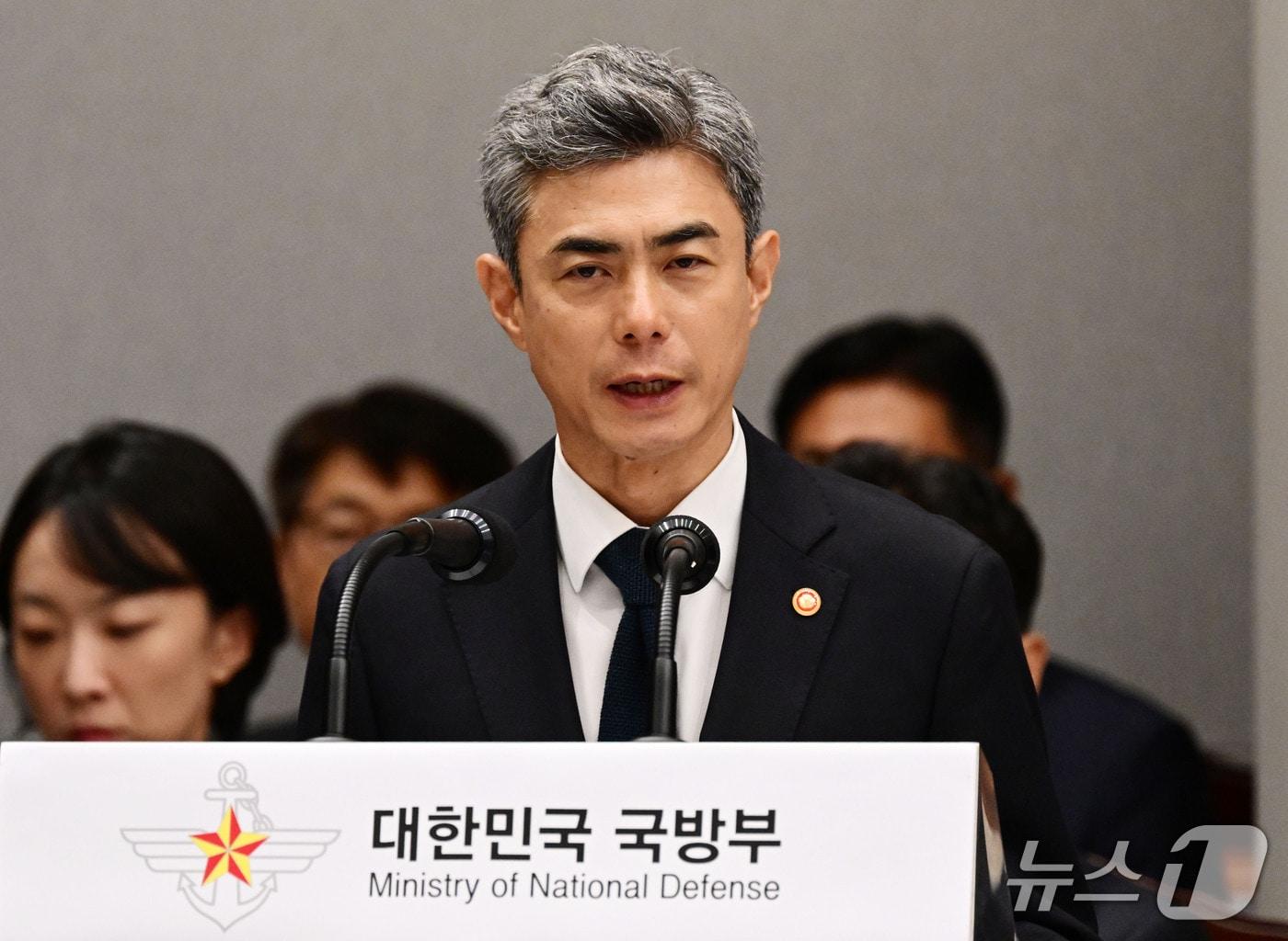 본문 이미지 - 강신철 국방부 장관이 7일 서울 용산구 국방부에서 열린 국회 국방위원회의 국방부에 대한 국정감사에 출석해 업무보고를 하고 있다. 2026.10.7 ⓒ 뉴스1 국회사진기자단