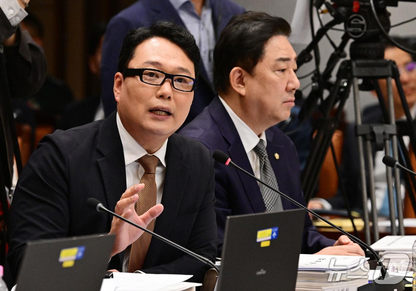 본문 이미지 - 천하람 개혁신당 의원이 7일 서울 용산구 국방부에서 열린 국회 국방위원회의 국방부에 대한 국정감사에서 의사진행 발언을 하고 있다. 2026.10.7 ⓒ 뉴스1 국회사진기자단