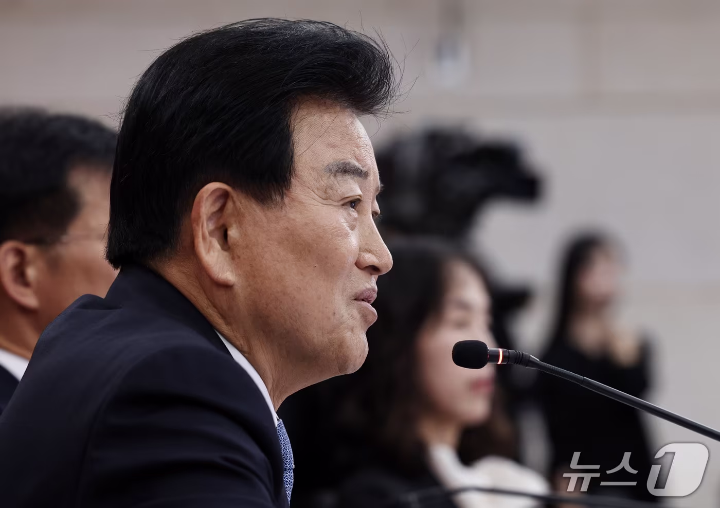 본문 이미지 - 정동영 통일부 장관이 7일 서울 종로구 통일부 남북회담본부에서 열린 국회 외교통일위원회의 통일부 등에 대한 국정감사에서 의원들의 질의에 답변하고 있다. 2026.10.7 ⓒ 뉴스1 구윤성 기자