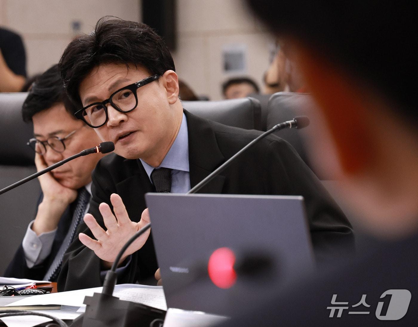 본문 이미지 - 한동훈 무소속 의원이 7일 서울 종로구 통일부 남북회담본부에서 열린 국회 외교통일위원회의 통일부 등에 대한 국정감사에서 정동영 장관에게 질의하고 있다. 2026.10.7 ⓒ 뉴스1 구윤성 기자