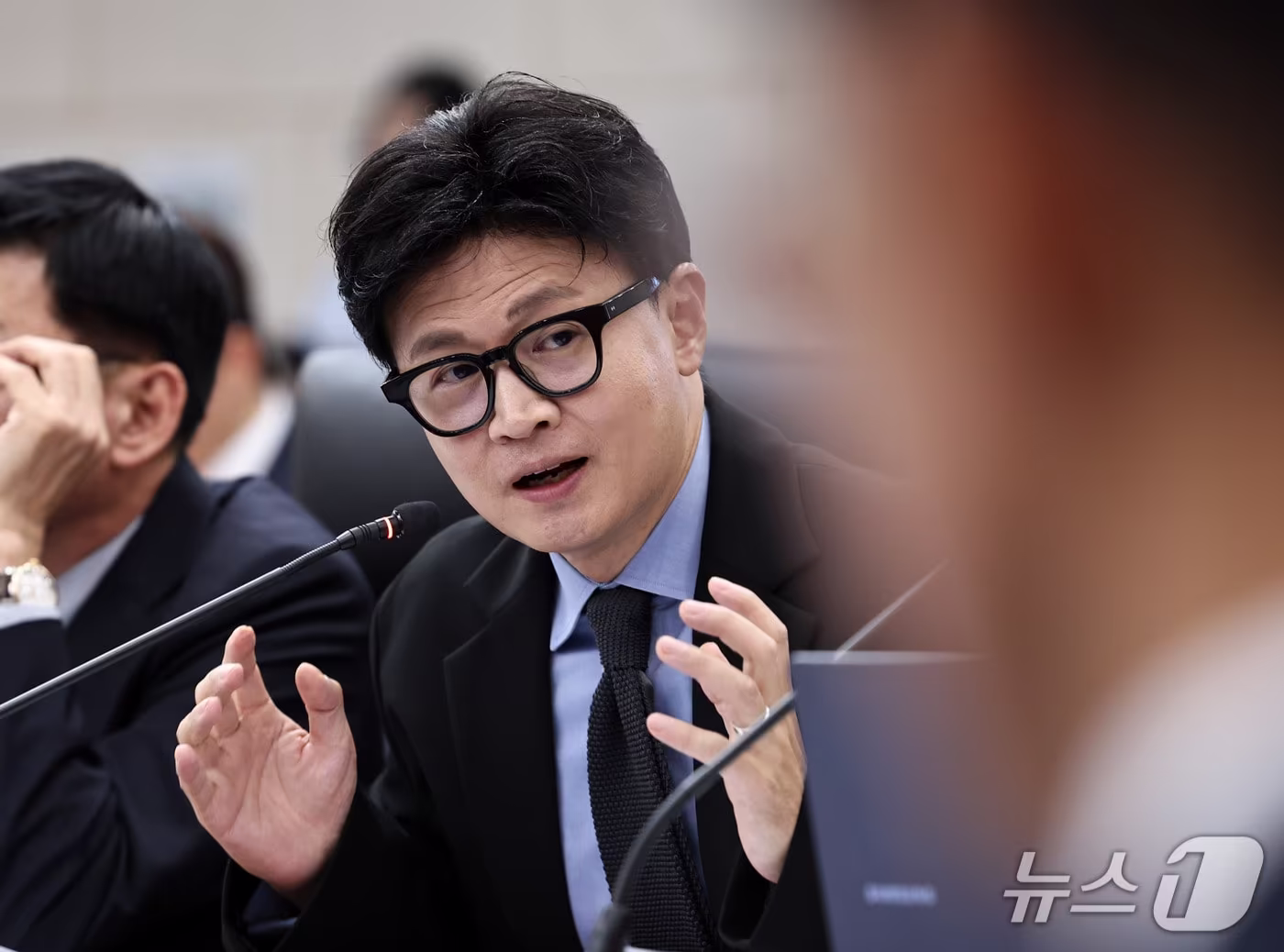 본문 이미지 - 한동훈 무소속 의원이 7일 서울 종로구 통일부 남북회담본부에서 열린 국회 외교통일위원회의 통일부 등에 대한 국정감사에서 정동영 장관에게 질의하고 있다. 2026.10.7 ⓒ 뉴스1 구윤성 기자
