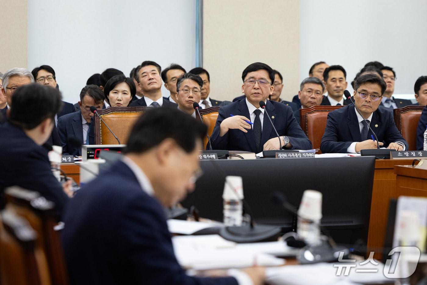 본문 이미지 - 강동완 중앙선거관리위원회 사무총장 직무대행이 7일 서울 여의도 국회에서 열린 행정안전위원회의 중앙선거관리위원회 등에 대한 국정감사에 출석해 의원 질의에 답하고 있다. 2026.10.7 ⓒ 뉴스1 유승관 기자
